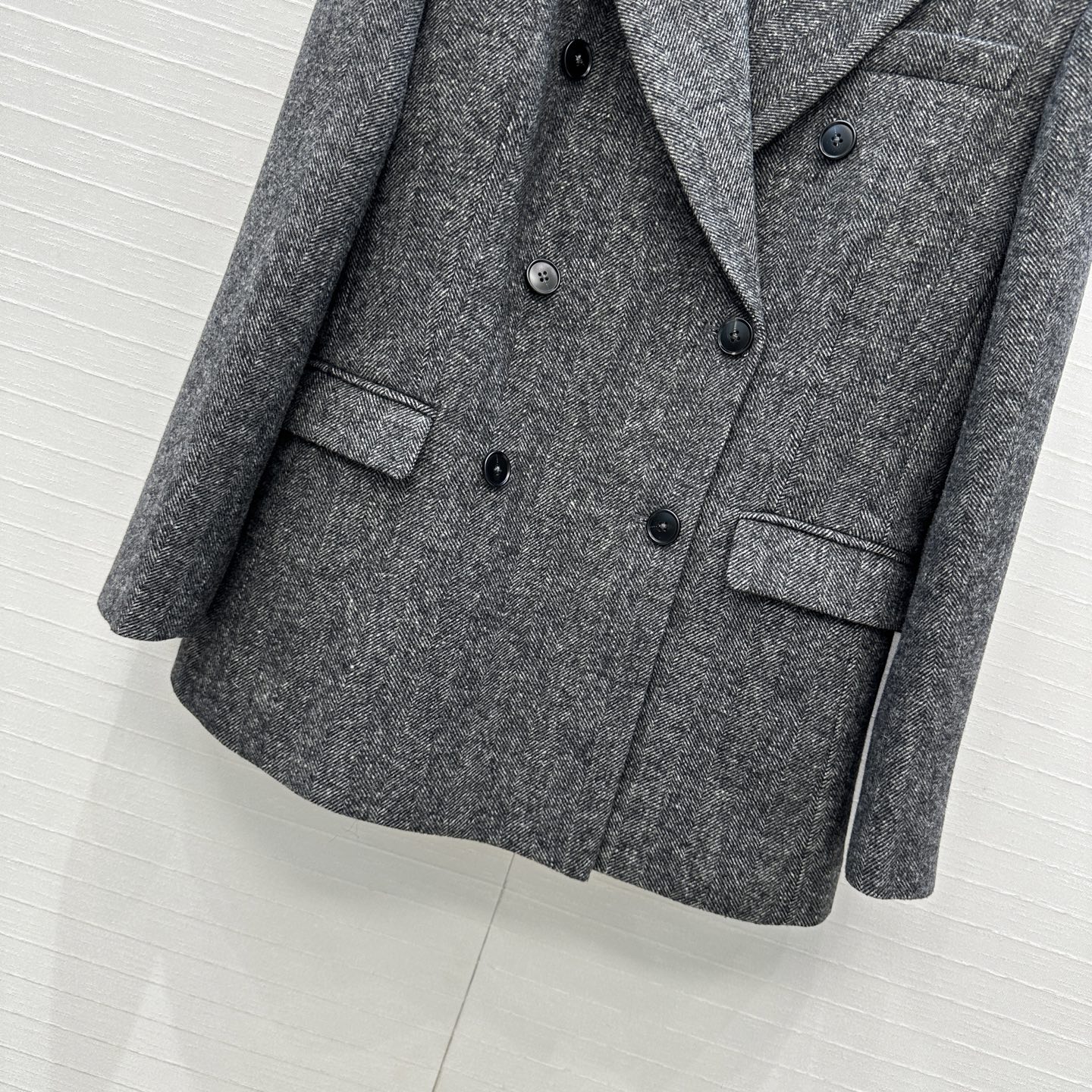 强烈推荐❤️D&G*新品 灰色人字纹羊毛西装外套，双排扣设计经典大气，翻驳领造型利落；内里有豹纹衬里增添