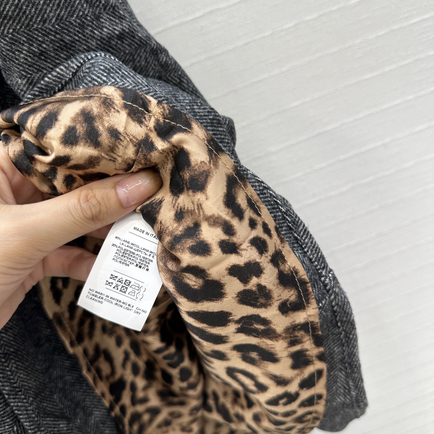 强烈推荐❤️D&G*新品 灰色人字纹羊毛半身裙，经典伞摆大裙摆设计复古优雅，内里有豹纹衬里增添了一丝野性