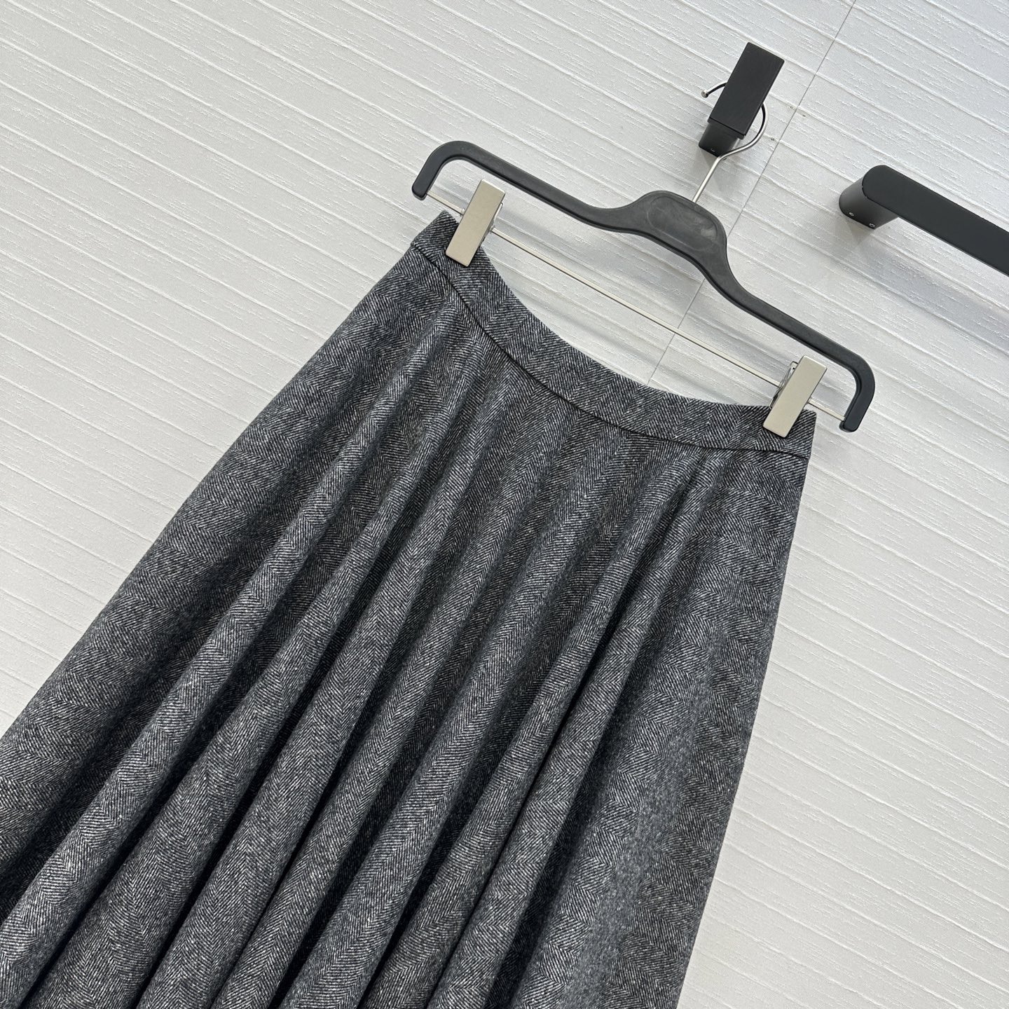 强烈推荐❤️D&G*新品 灰色人字纹羊毛半身裙，经典伞摆大裙摆设计复古优雅，内里有豹纹衬里增添了一丝野性