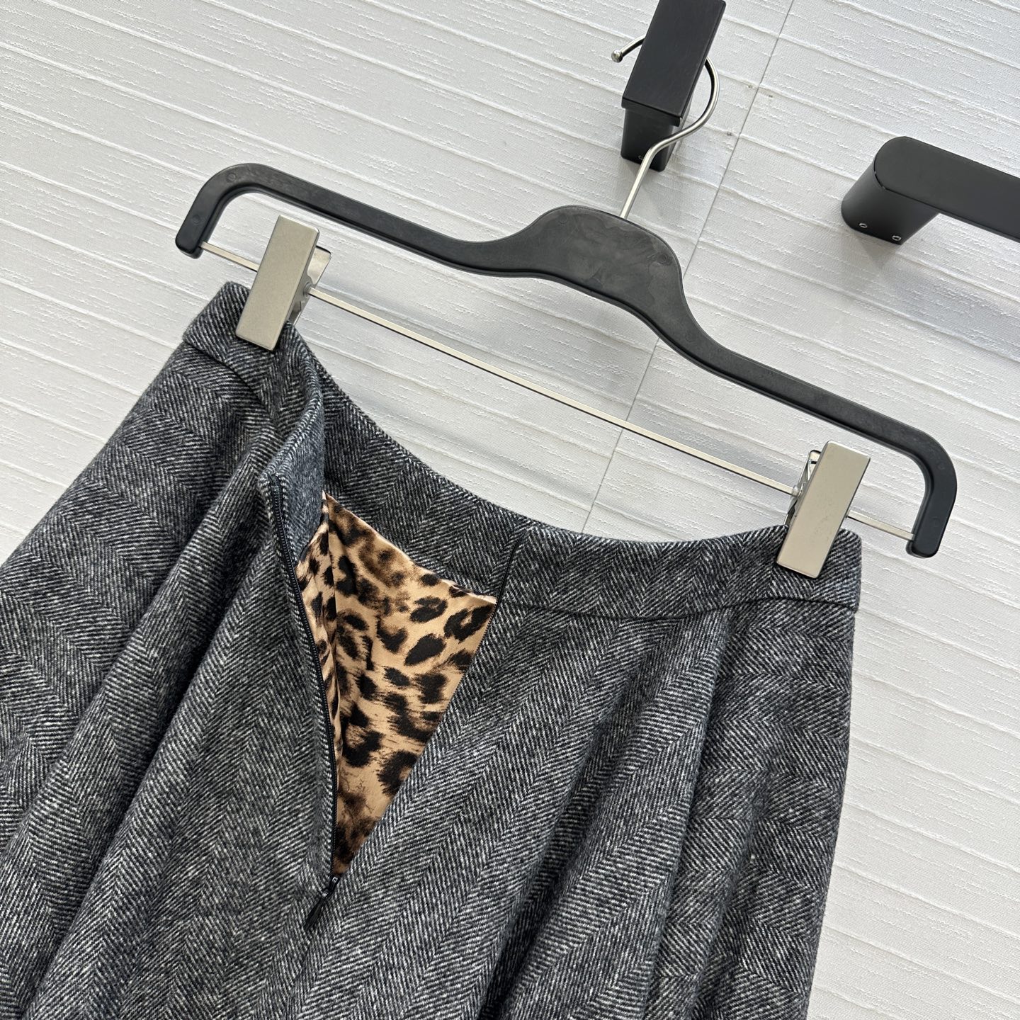 强烈推荐❤️D&G*新品 灰色人字纹羊毛半身裙，经典伞摆大裙摆设计复古优雅，内里有豹纹衬里增添了一丝野性