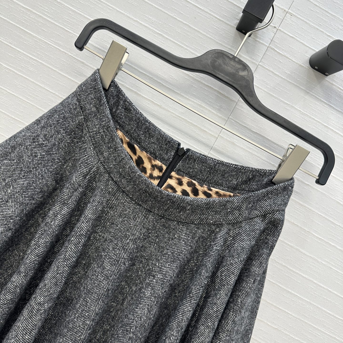 强烈推荐❤️D&G*新品 灰色人字纹羊毛半身裙，经典伞摆大裙摆设计复古优雅，内里有豹纹衬里增添了一丝野性