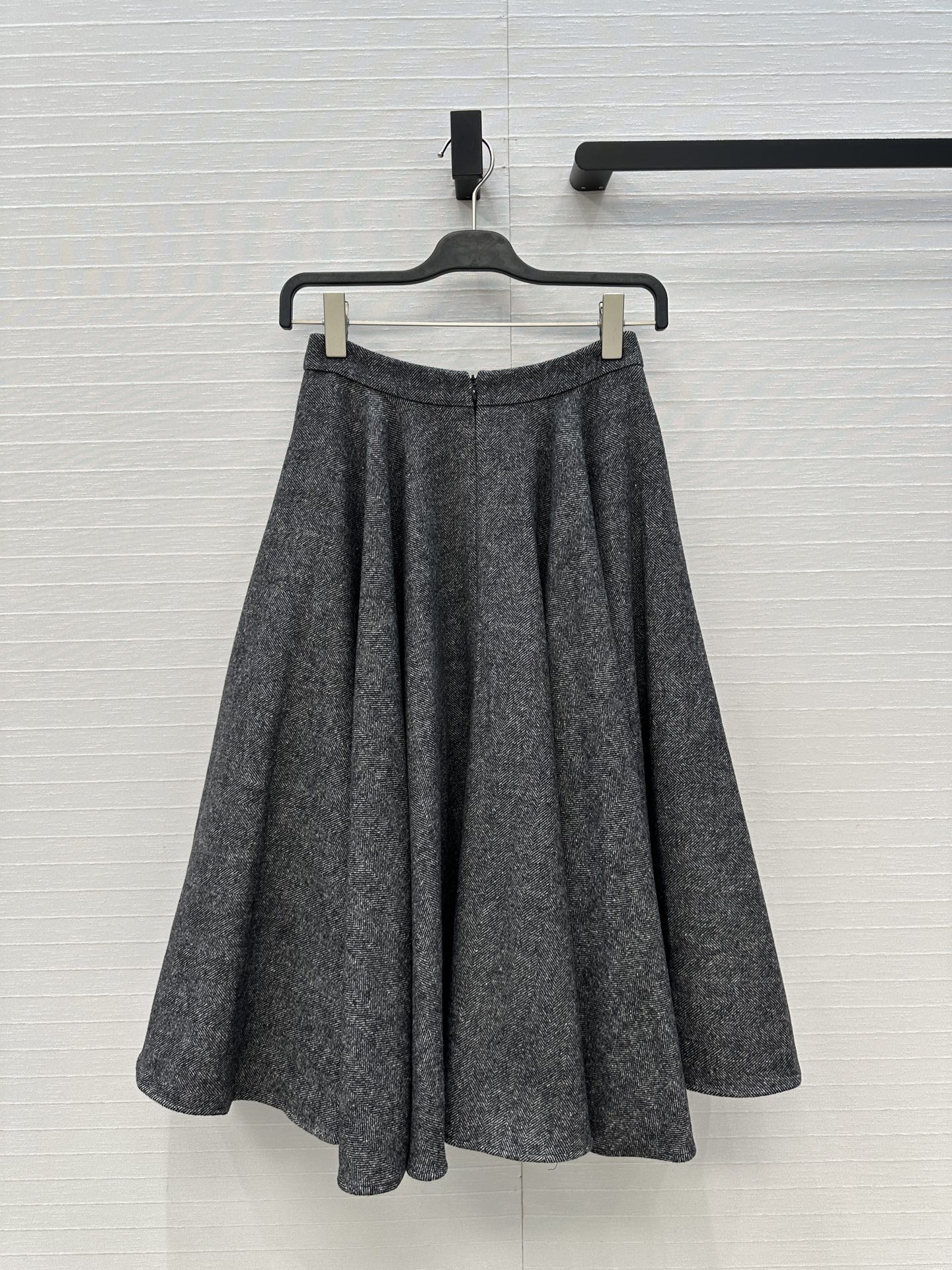 强烈推荐❤️D&G*新品 灰色人字纹羊毛半身裙，经典伞摆大裙摆设计复古优雅，内里有豹纹衬里增添了一丝野性