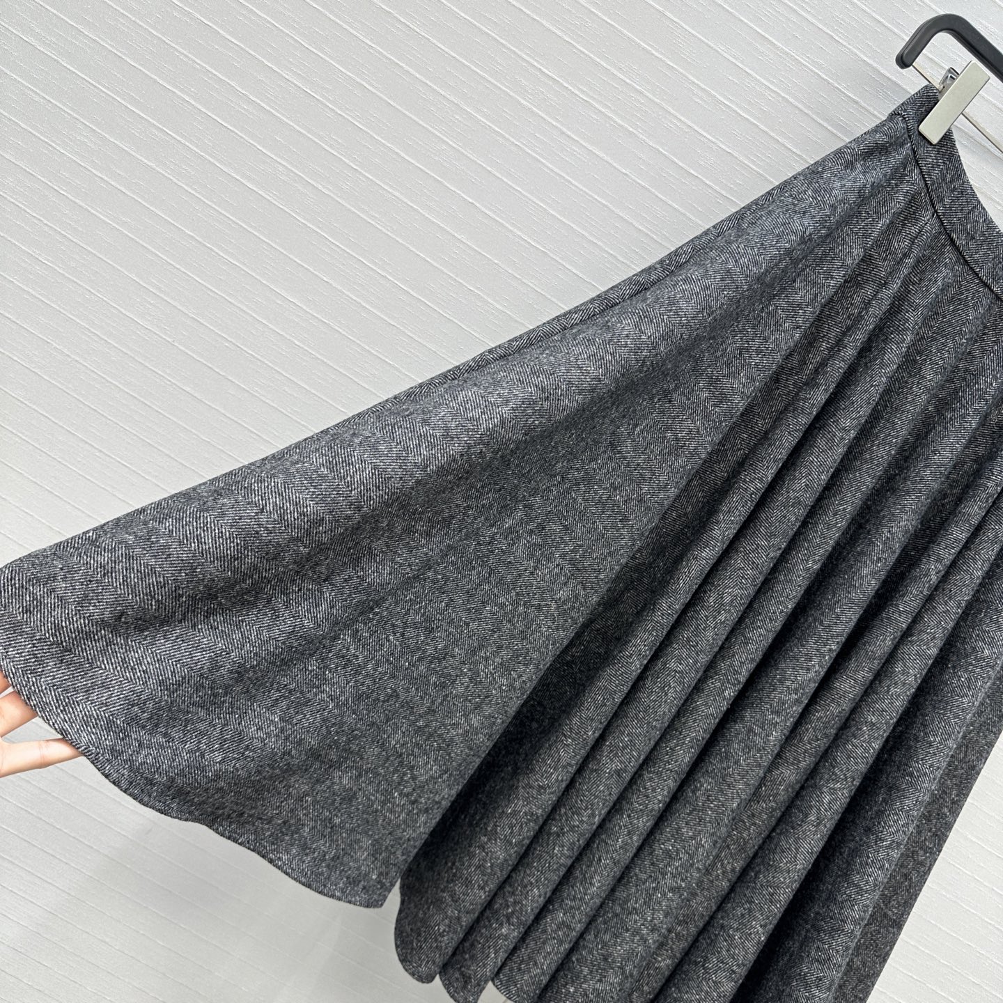 强烈推荐❤️D&G*新品 灰色人字纹羊毛半身裙，经典伞摆大裙摆设计复古优雅，内里有豹纹衬里增添了一丝野性