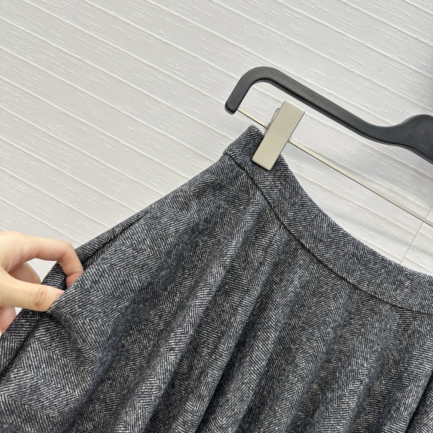 强烈推荐❤️D&G*新品 灰色人字纹羊毛半身裙，经典伞摆大裙摆设计复古优雅，内里有豹纹衬里增添了一丝野性