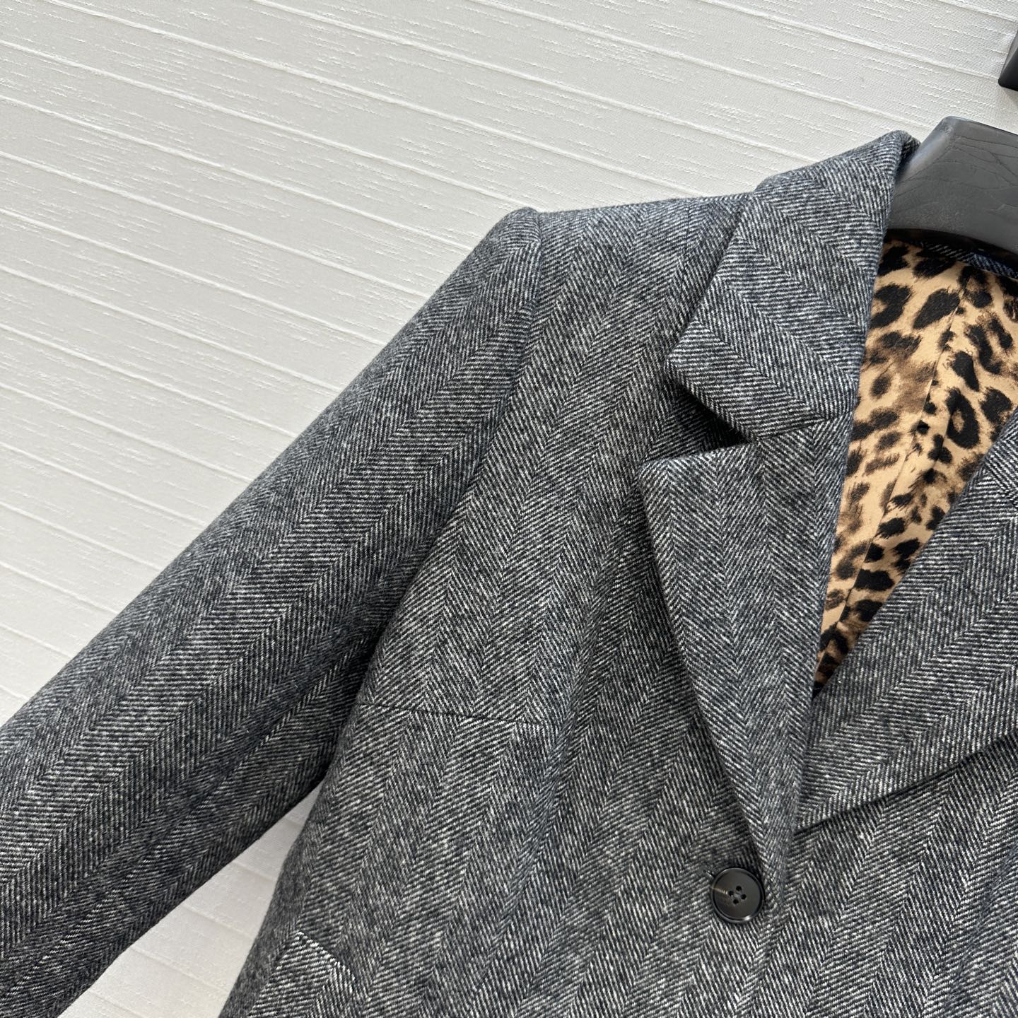 强烈推荐❤️D&G*新品 灰色人字纹羊毛西装外套，经典翻驳领简约双扣设计造型利落；收腰剪裁勾勒曲线，内里