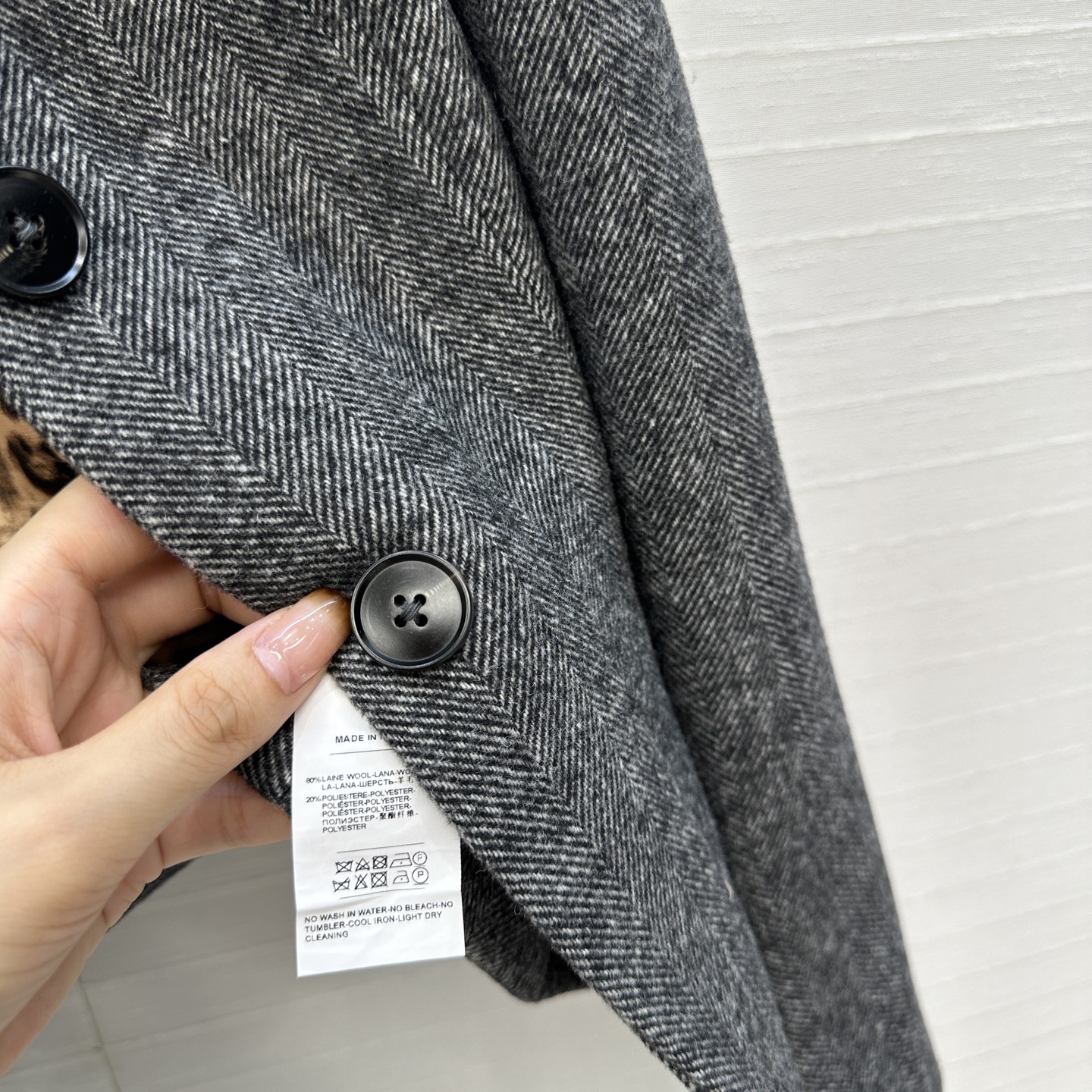 强烈推荐❤️D&G*新品 灰色人字纹羊毛西装外套，经典翻驳领简约双扣设计造型利落；收腰剪裁勾勒曲线，内里