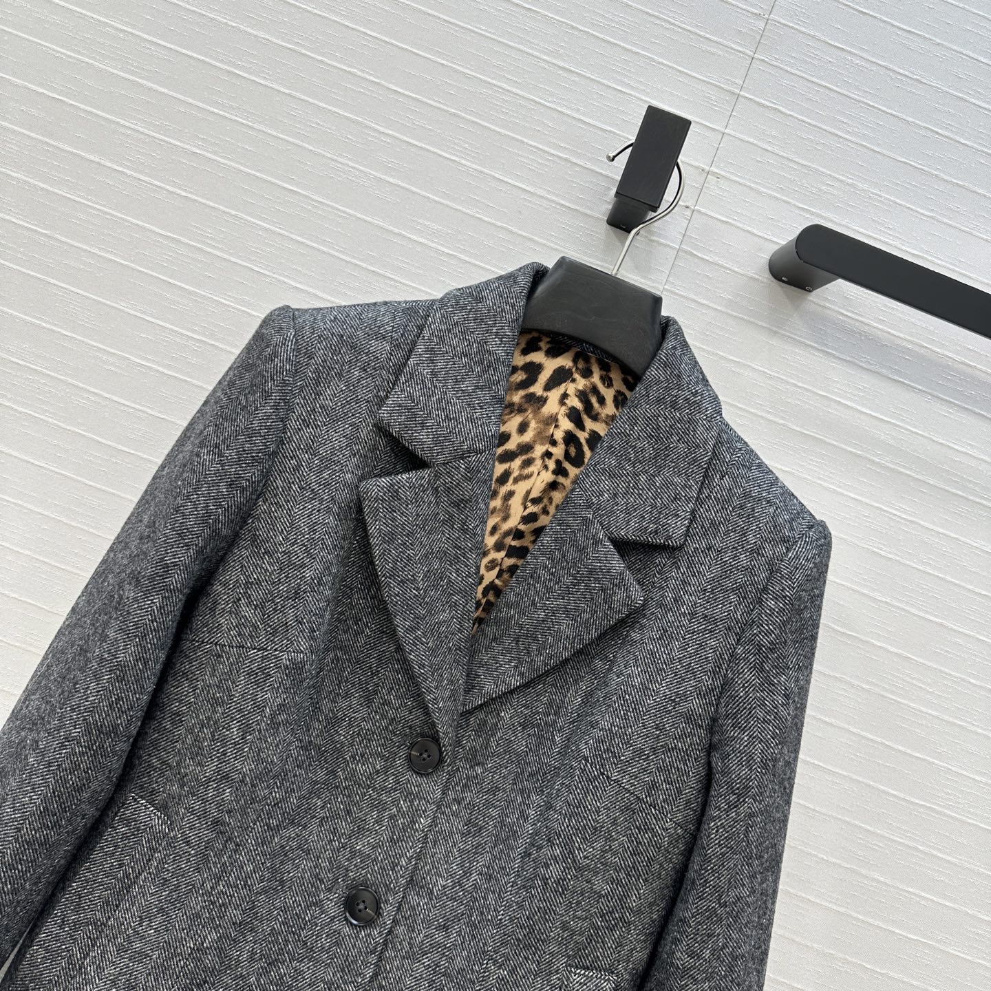 强烈推荐❤️D&G*新品 灰色人字纹羊毛西装外套，经典翻驳领简约双扣设计造型利落；收腰剪裁勾勒曲线，内里