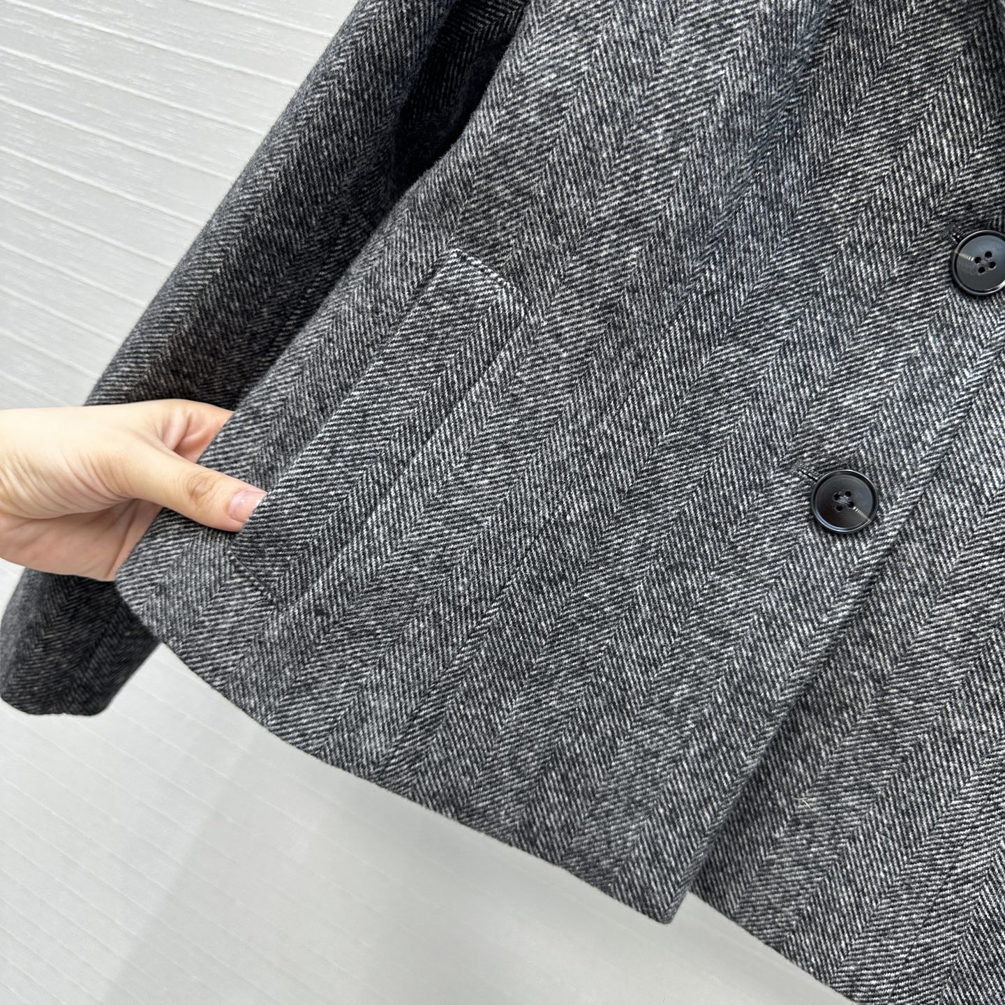 强烈推荐❤️D&G*新品 灰色人字纹羊毛西装外套，经典翻驳领简约双扣设计造型利落；收腰剪裁勾勒曲线，内里