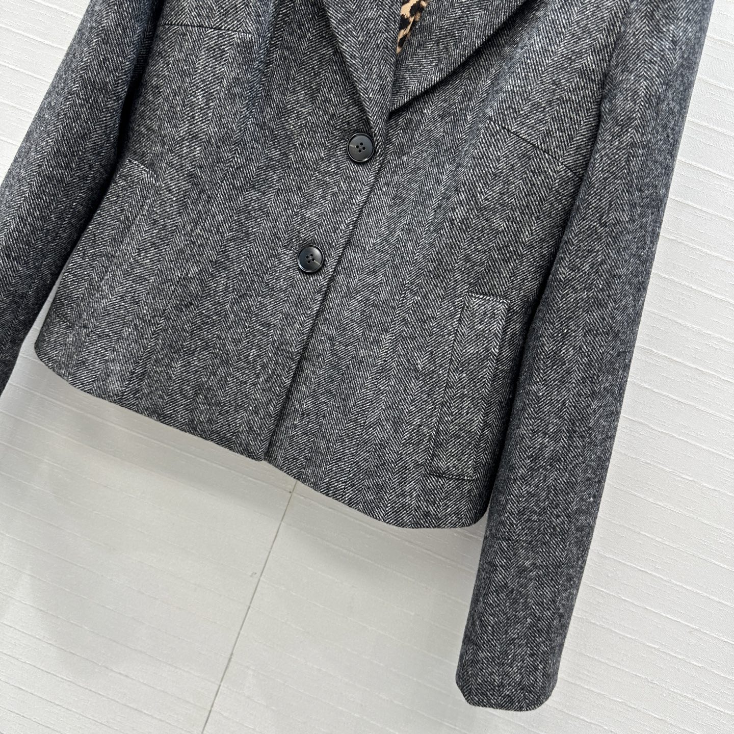 强烈推荐❤️D&G*新品 灰色人字纹羊毛西装外套，经典翻驳领简约双扣设计造型利落；收腰剪裁勾勒曲线，内里