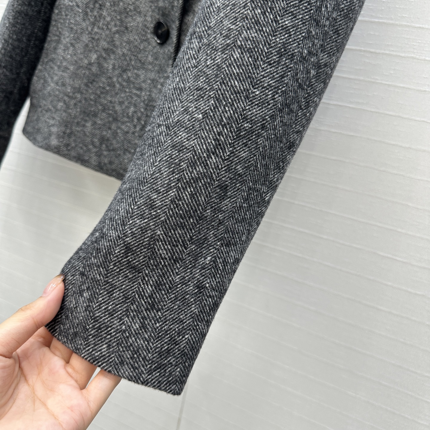 强烈推荐❤️D&G*新品 灰色人字纹羊毛西装外套，经典翻驳领简约双扣设计造型利落；收腰剪裁勾勒曲线，内里