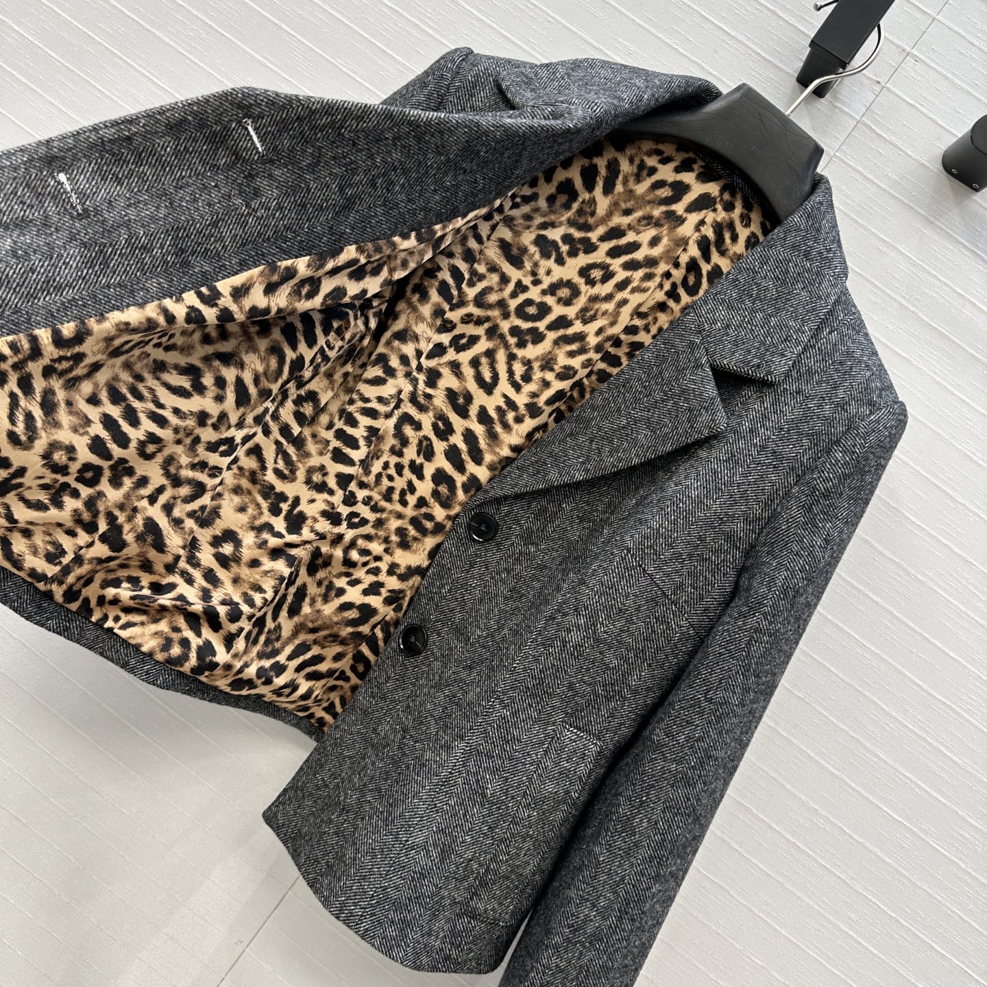 强烈推荐❤️D&G*新品 灰色人字纹羊毛西装外套，经典翻驳领简约双扣设计造型利落；收腰剪裁勾勒曲线，内里