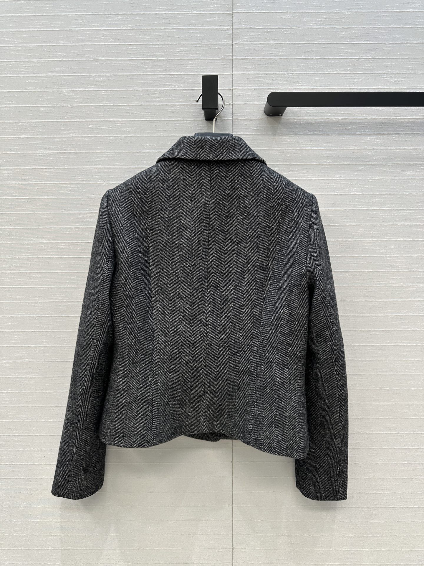 强烈推荐❤️D&G*新品 灰色人字纹羊毛西装外套，经典翻驳领简约双扣设计造型利落；收腰剪裁勾勒曲线，内里