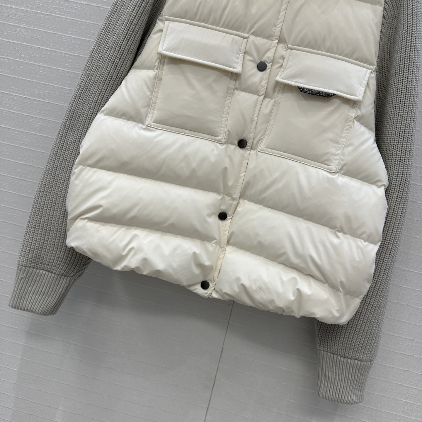 爆款推荐❤️BC高定 羊毛针织袖拼接羽绒夹克，国标进口90%白鹅绒轻盈舒适自带发热保暖功能。羊毛针织袖与