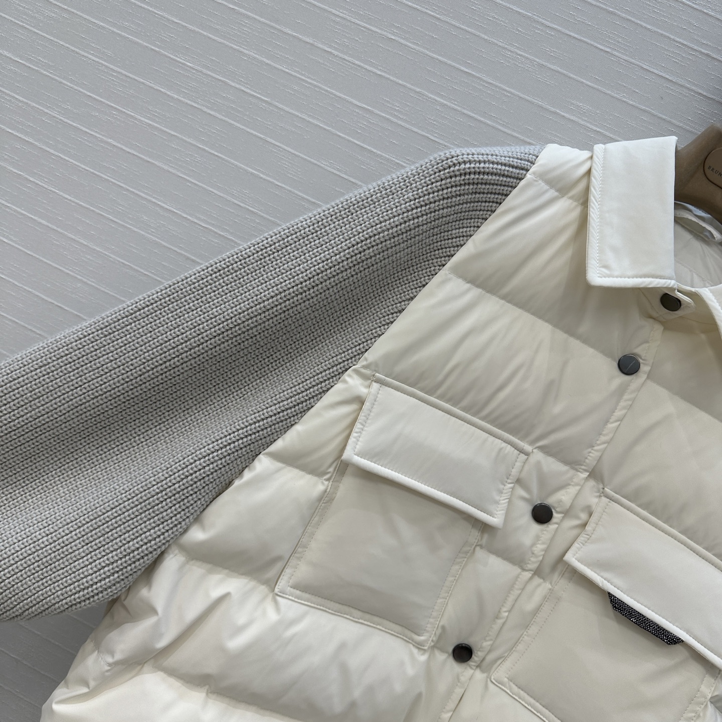 爆款推荐❤️BC高定 羊毛针织袖拼接羽绒夹克，国标进口90%白鹅绒轻盈舒适自带发热保暖功能。羊毛针织袖与