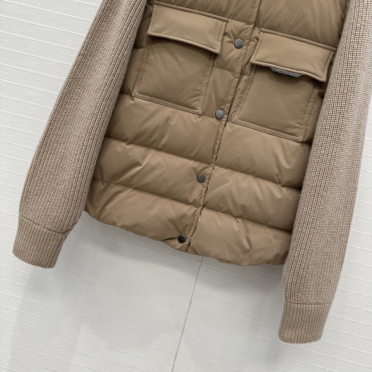 爆款推荐❤️BC高定 羊毛针织袖拼接羽绒夹克，国标进口90%白鹅绒轻盈舒适自带发热保暖功能。羊毛针织袖与