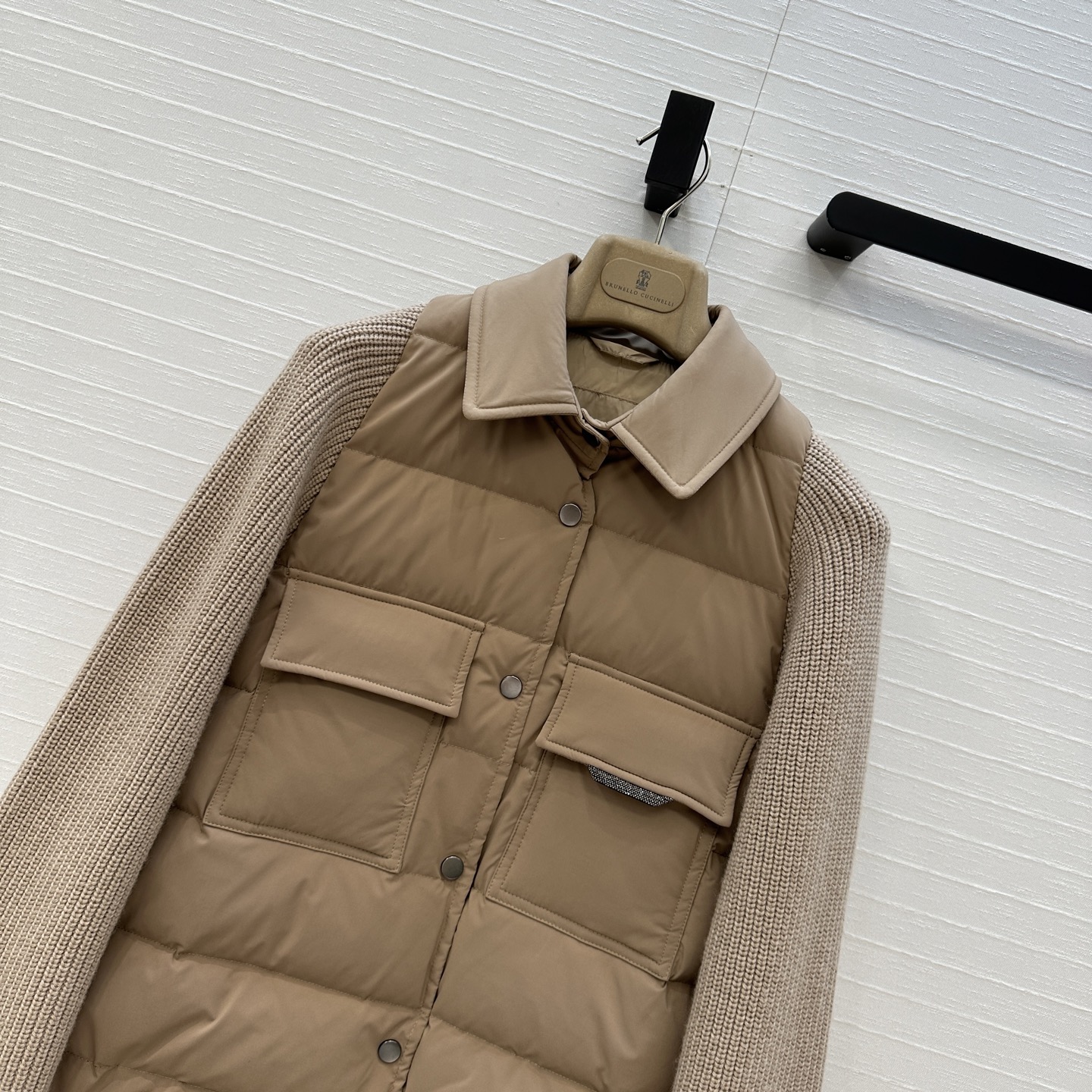 爆款推荐❤️BC高定 羊毛针织袖拼接羽绒夹克，国标进口90%白鹅绒轻盈舒适自带发热保暖功能。羊毛针织袖与