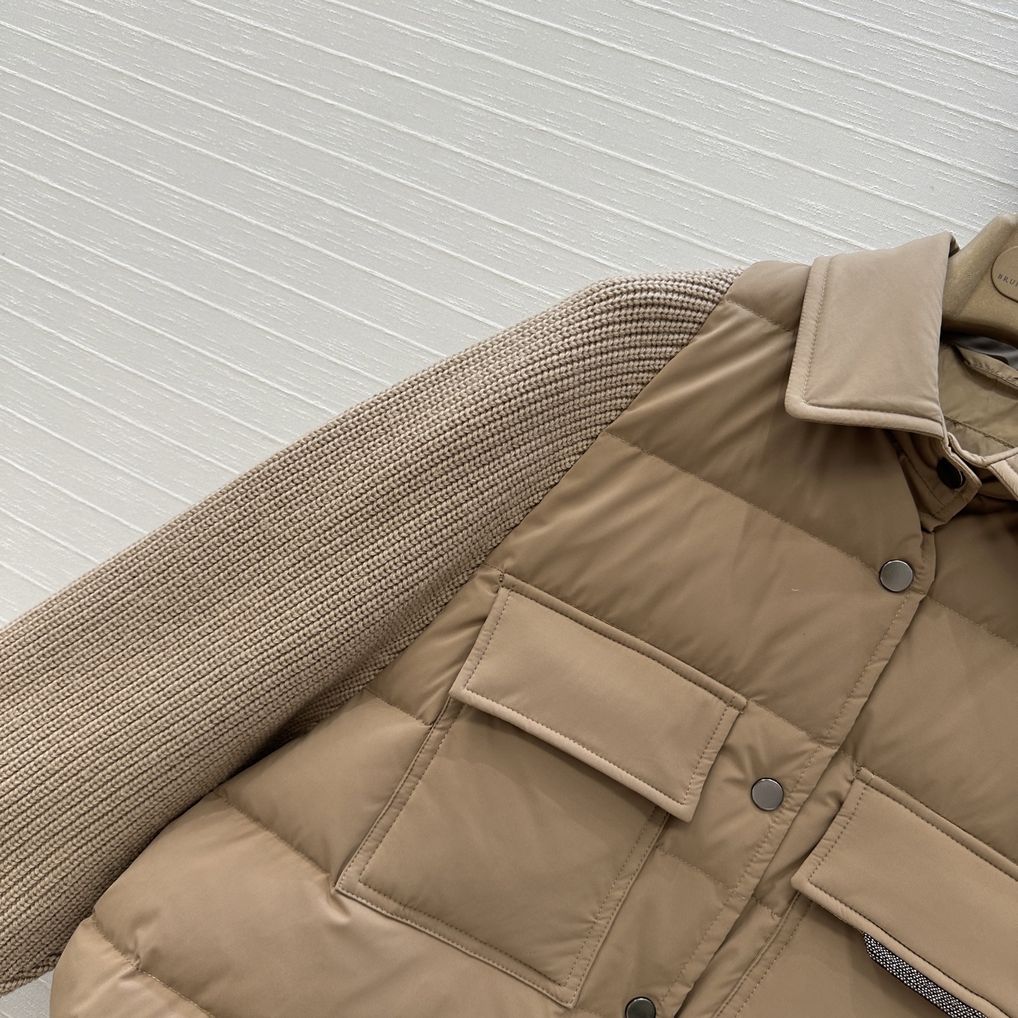 爆款推荐❤️BC高定 羊毛针织袖拼接羽绒夹克，国标进口90%白鹅绒轻盈舒适自带发热保暖功能。羊毛针织袖与