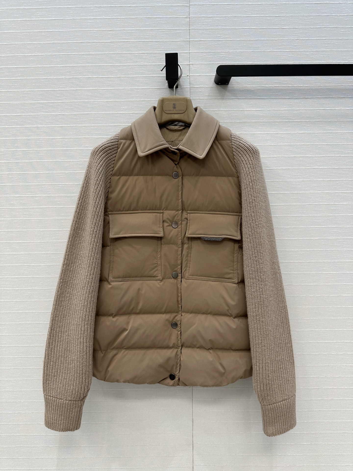 爆款推荐❤️BC高定 羊毛针织袖拼接羽绒夹克，国标进口90%白鹅绒轻盈舒适自带发热保暖功能。羊毛针织袖与