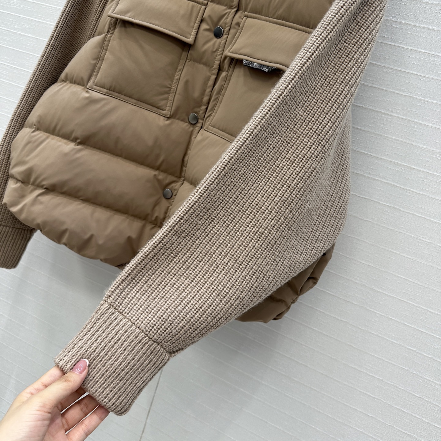 爆款推荐❤️BC高定 羊毛针织袖拼接羽绒夹克，国标进口90%白鹅绒轻盈舒适自带发热保暖功能。羊毛针织袖与