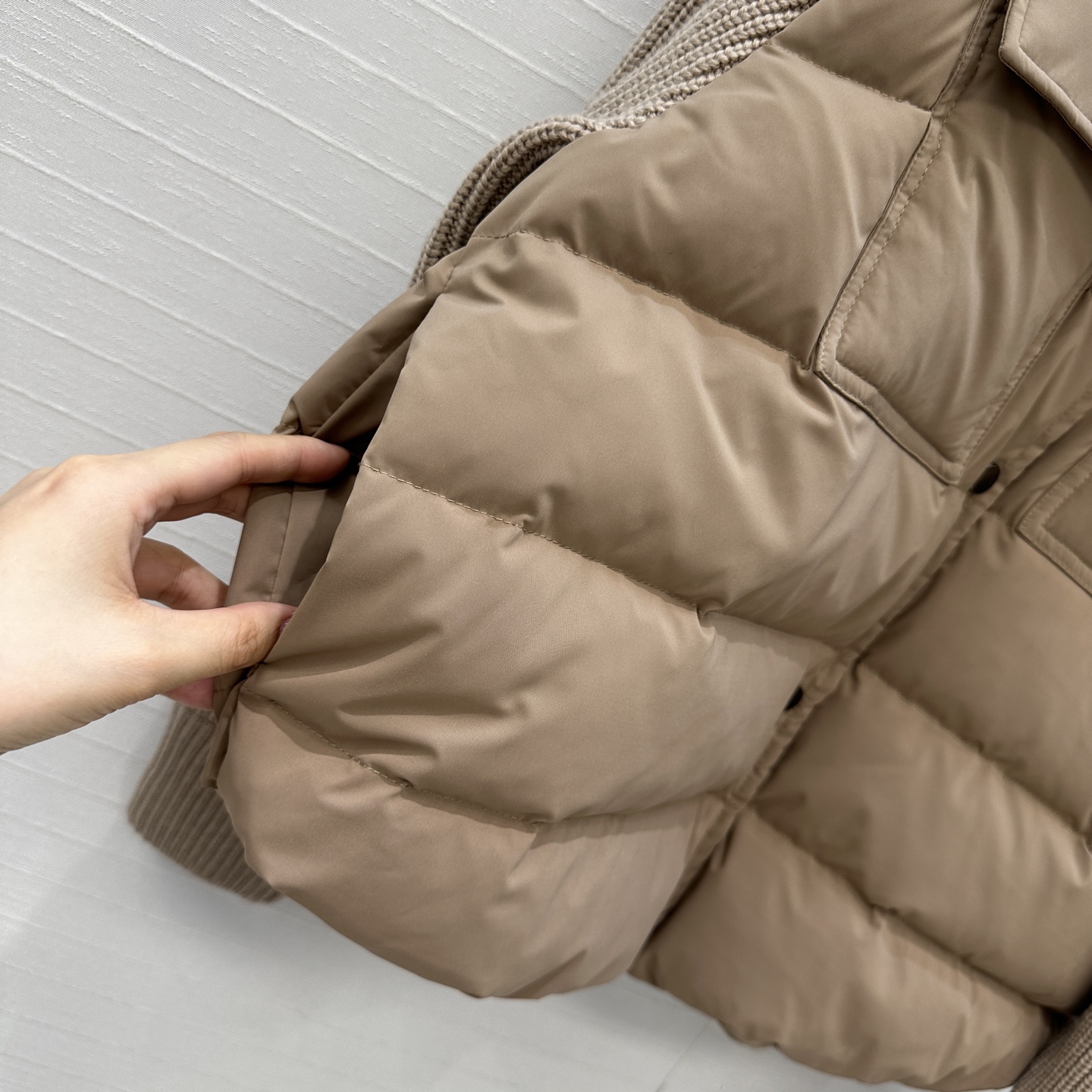 爆款推荐❤️BC高定 羊毛针织袖拼接羽绒夹克，国标进口90%白鹅绒轻盈舒适自带发热保暖功能。羊毛针织袖与