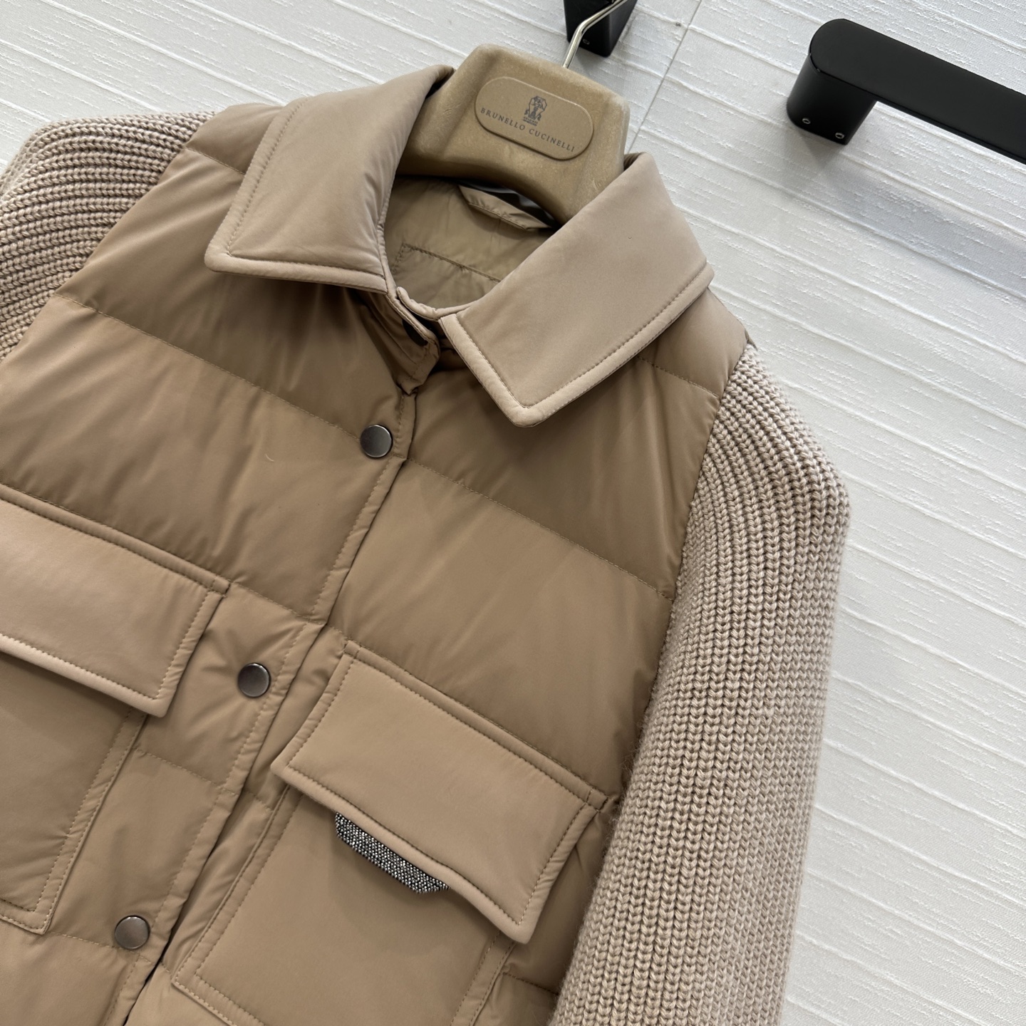 爆款推荐❤️BC高定 羊毛针织袖拼接羽绒夹克，国标进口90%白鹅绒轻盈舒适自带发热保暖功能。羊毛针织袖与