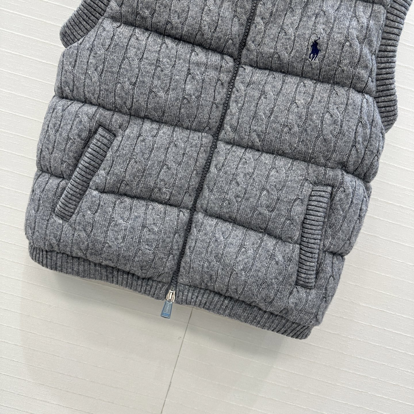 爆单推荐❤️RL拉夫*早秋新品羊毛绞花针织羽绒马甲，代购爆款！标志性徽标刺绣图案，经典立领拉链H版型百搭