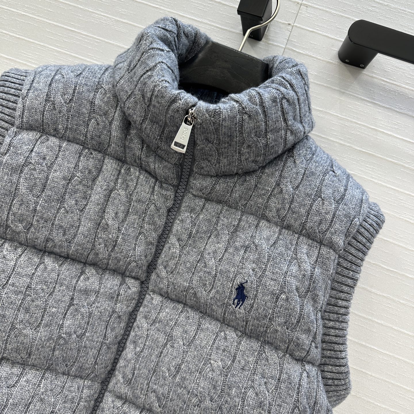 爆单推荐❤️RL拉夫*早秋新品羊毛绞花针织羽绒马甲，代购爆款！标志性徽标刺绣图案，经典立领拉链H版型百搭