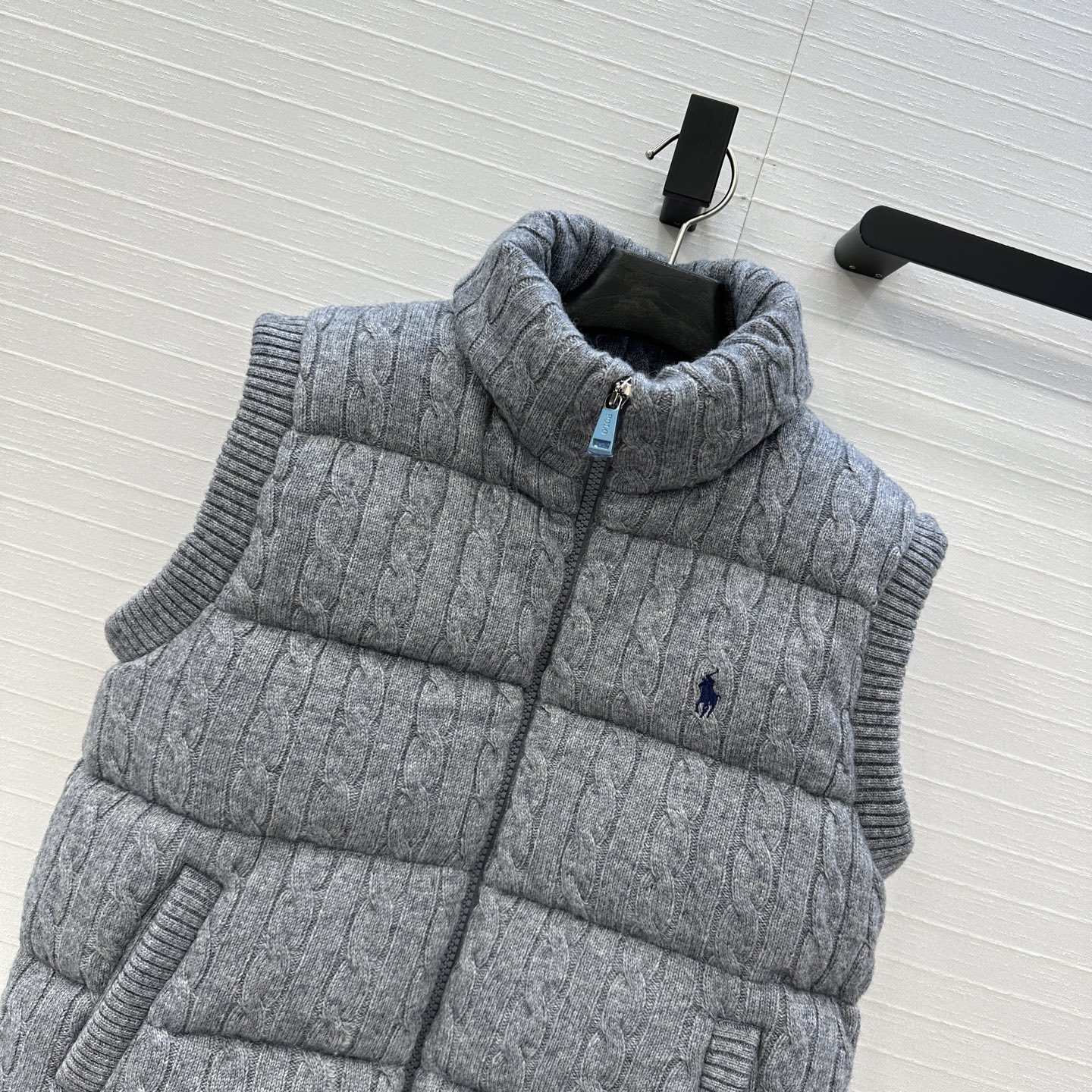 爆单推荐❤️RL拉夫*早秋新品羊毛绞花针织羽绒马甲，代购爆款！标志性徽标刺绣图案，经典立领拉链H版型百搭