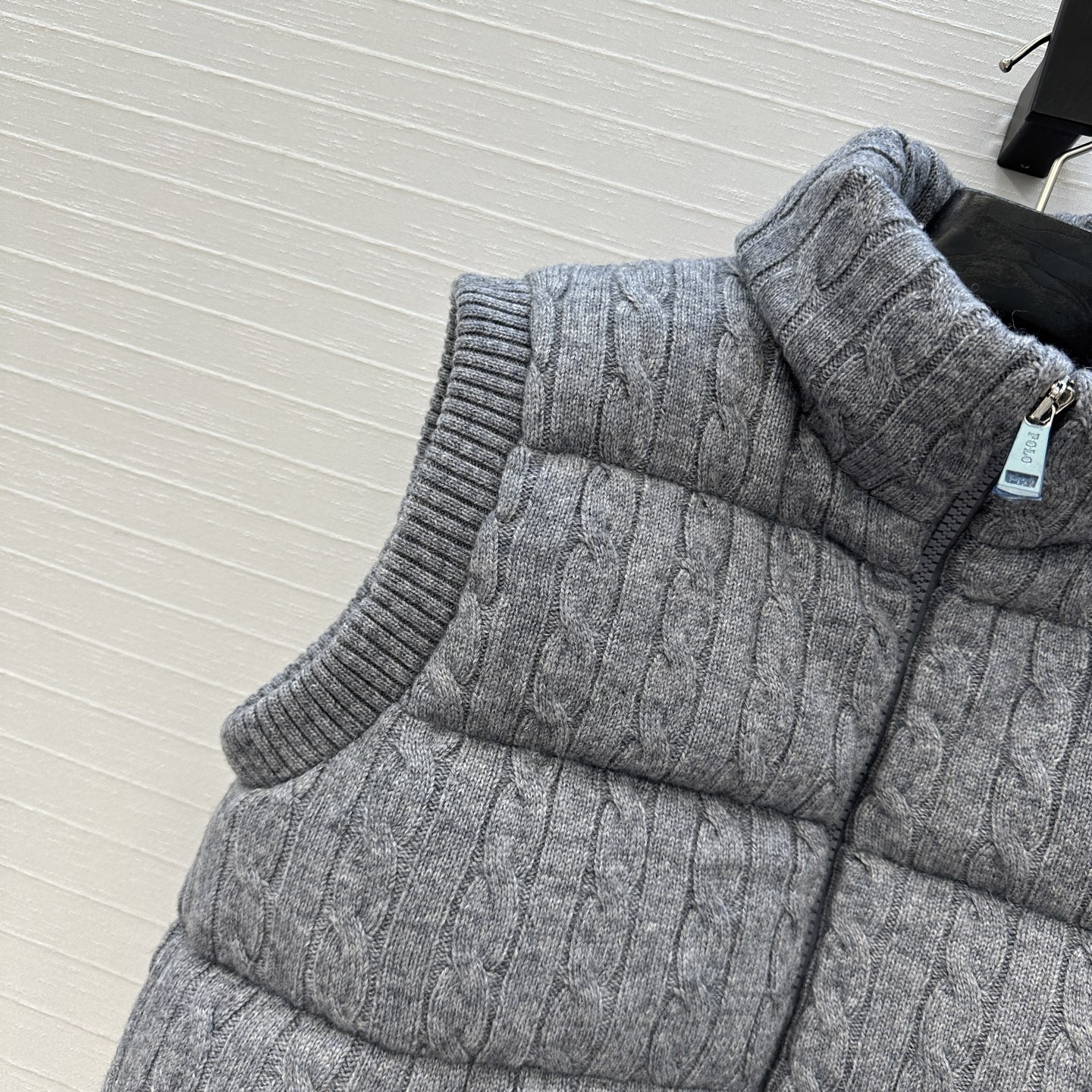 爆单推荐❤️RL拉夫*早秋新品羊毛绞花针织羽绒马甲，代购爆款！标志性徽标刺绣图案，经典立领拉链H版型百搭