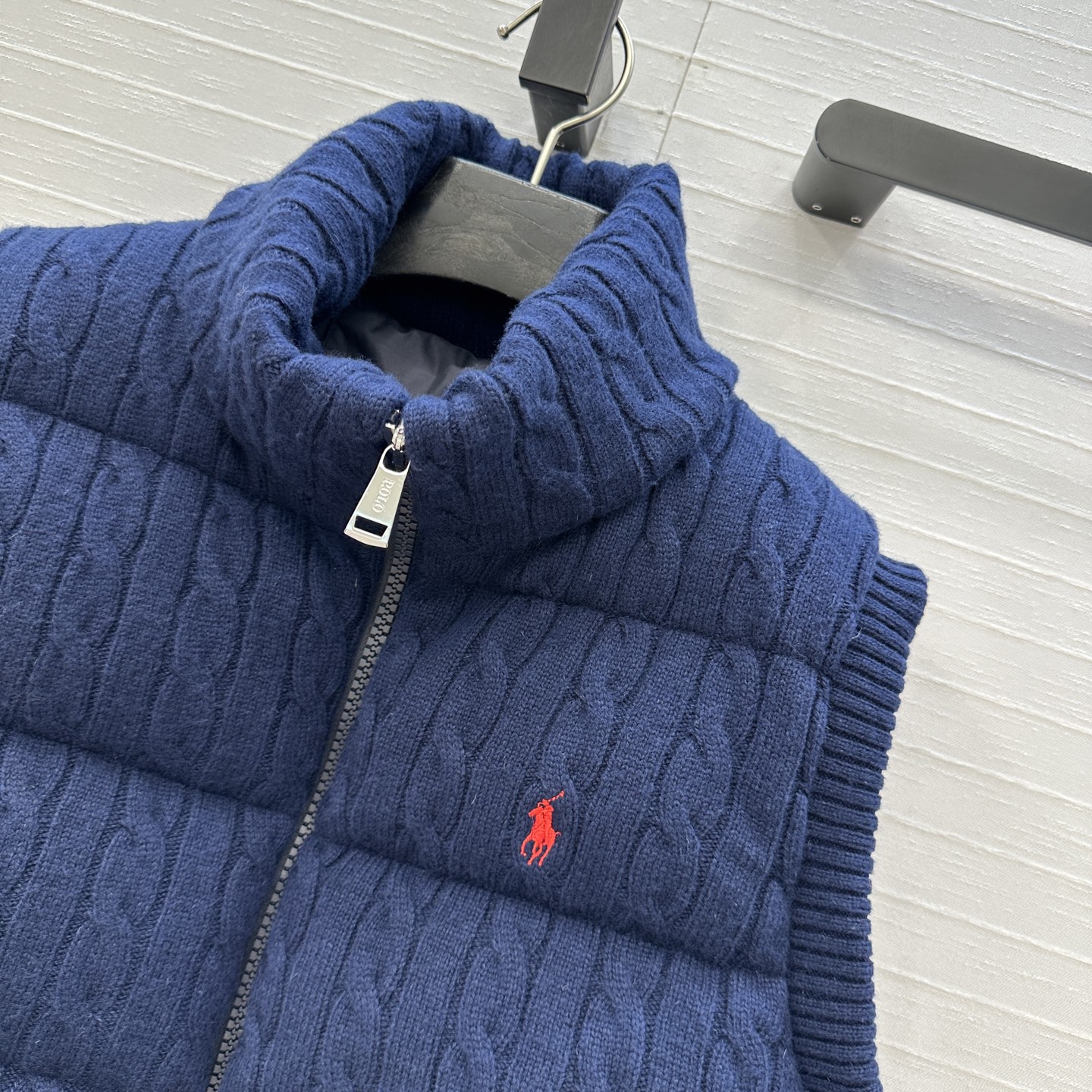 爆单推荐❤️RL拉夫*早秋新品羊毛绞花针织羽绒马甲，代购爆款！标志性徽标刺绣图案，经典立领拉链H版型百搭