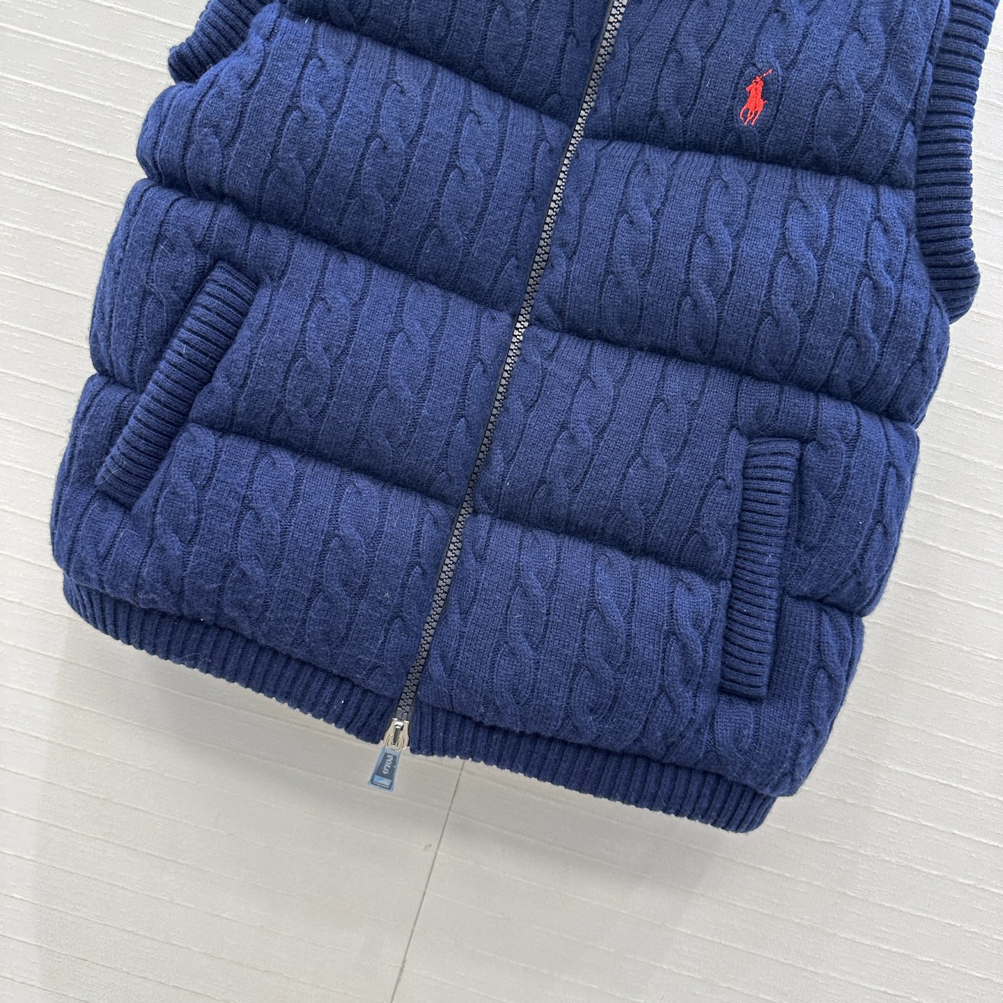 爆单推荐❤️RL拉夫*早秋新品羊毛绞花针织羽绒马甲，代购爆款！标志性徽标刺绣图案，经典立领拉链H版型百搭