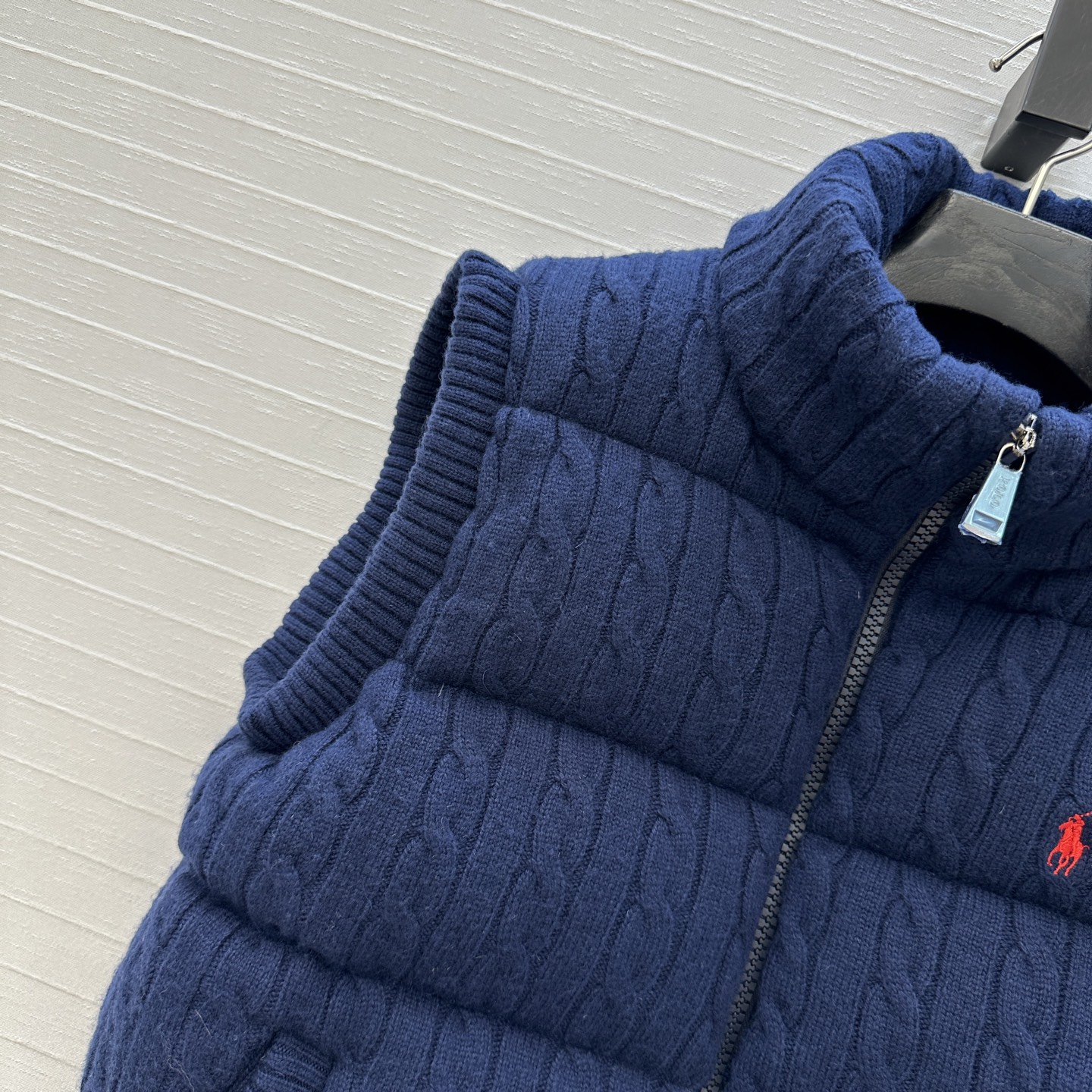 爆单推荐❤️RL拉夫*早秋新品羊毛绞花针织羽绒马甲，代购爆款！标志性徽标刺绣图案，经典立领拉链H版型百搭