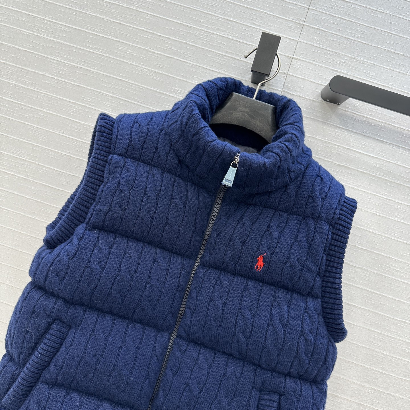 爆单推荐❤️RL拉夫*早秋新品羊毛绞花针织羽绒马甲，代购爆款！标志性徽标刺绣图案，经典立领拉链H版型百搭