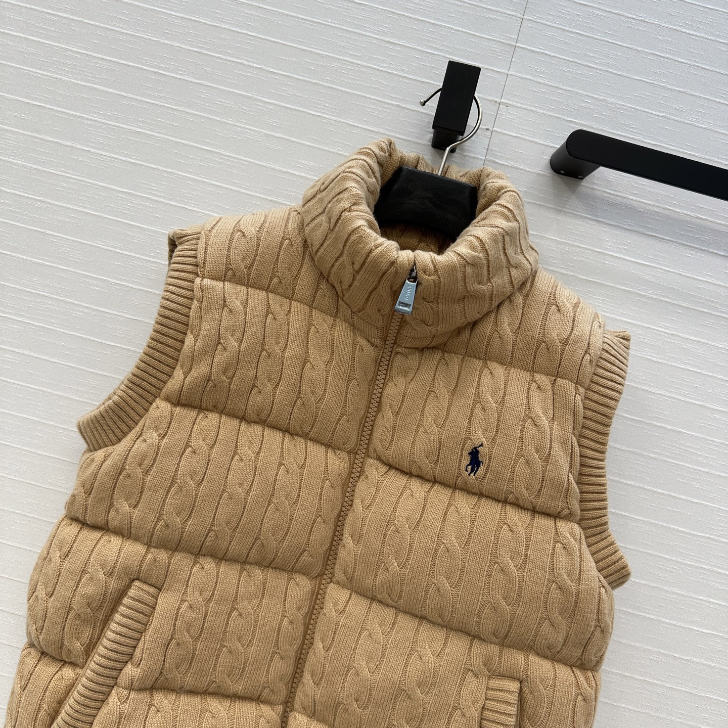 爆单推荐❤️RL拉夫*早秋新品羊毛绞花针织羽绒马甲，代购爆款！标志性徽标刺绣图案，经典立领拉链H版型百搭