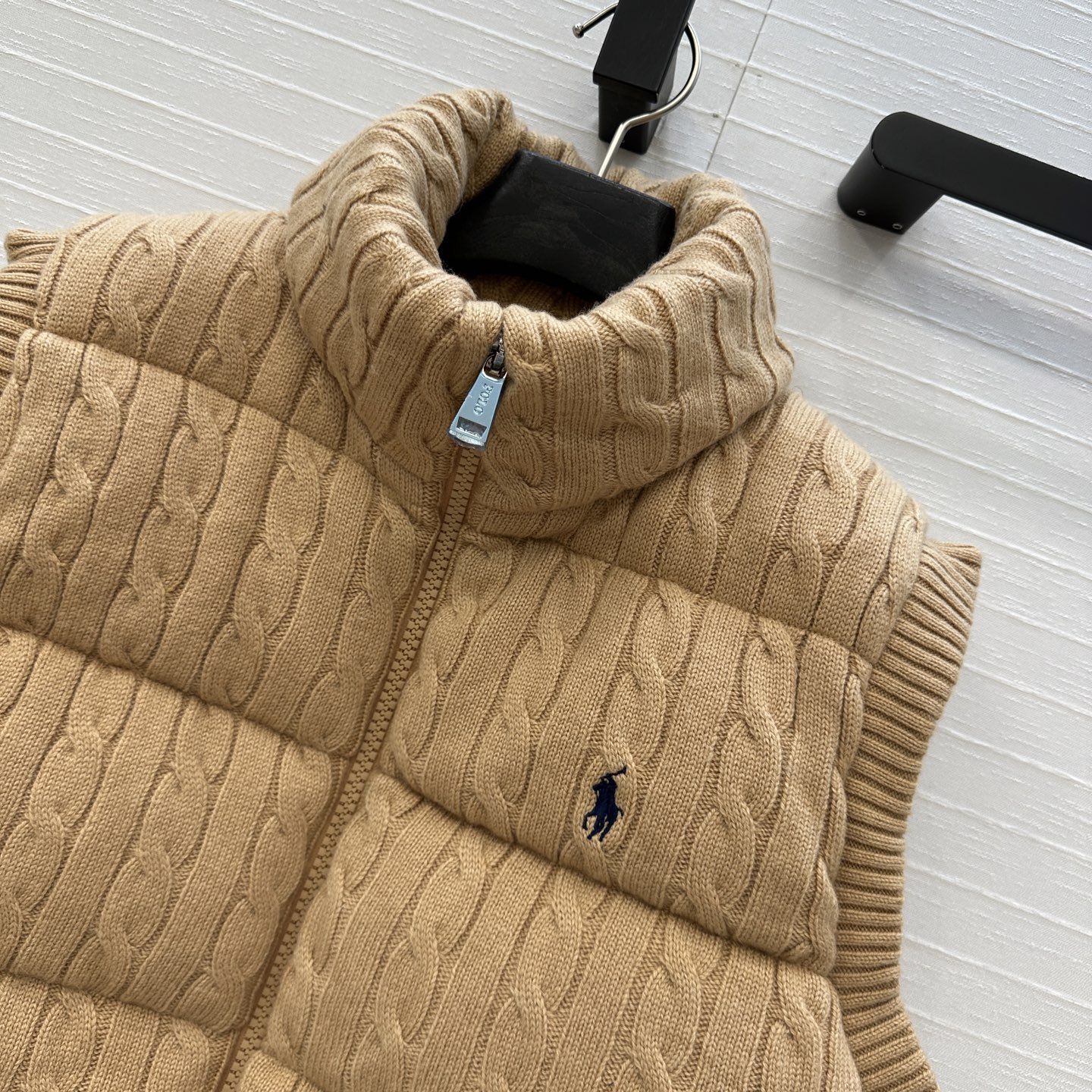 爆单推荐❤️RL拉夫*早秋新品羊毛绞花针织羽绒马甲，代购爆款！标志性徽标刺绣图案，经典立领拉链H版型百搭