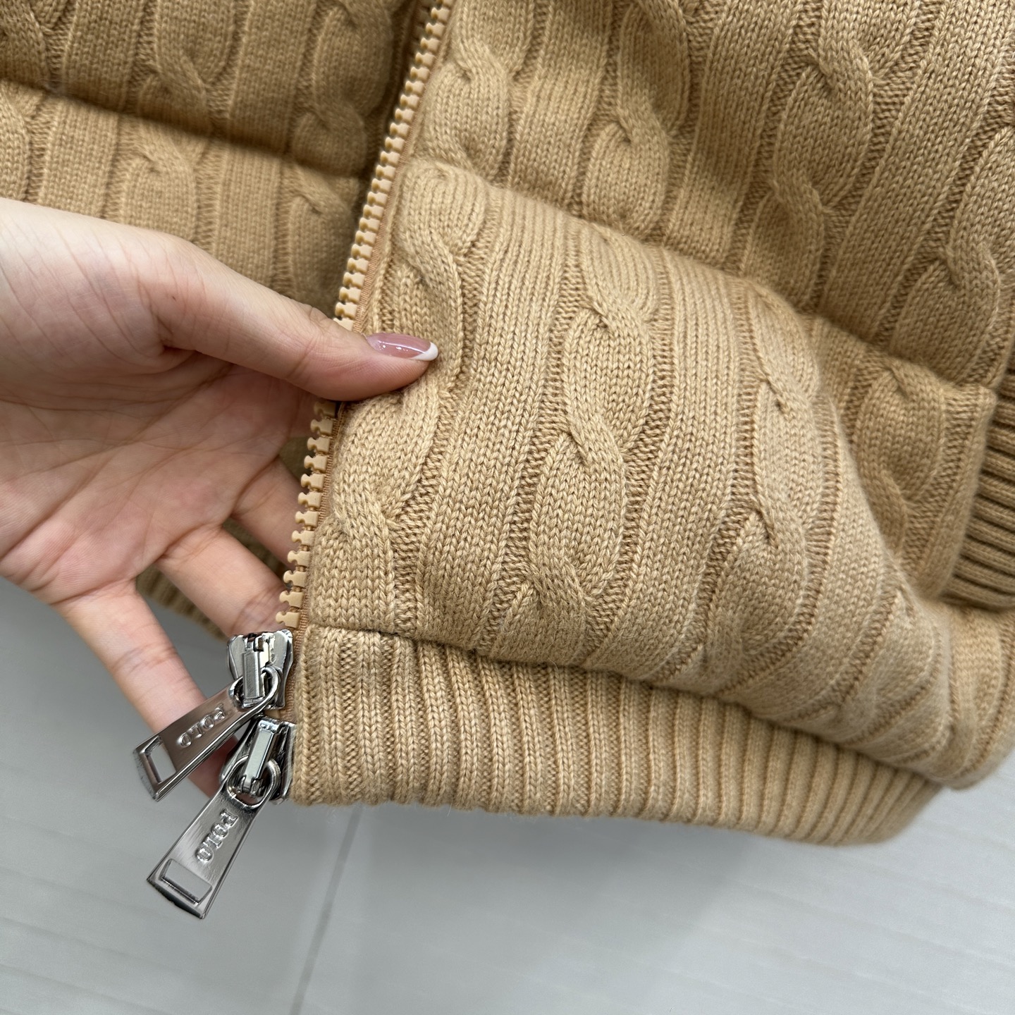 爆单推荐❤️RL拉夫*早秋新品羊毛绞花针织羽绒马甲，代购爆款！标志性徽标刺绣图案，经典立领拉链H版型百搭