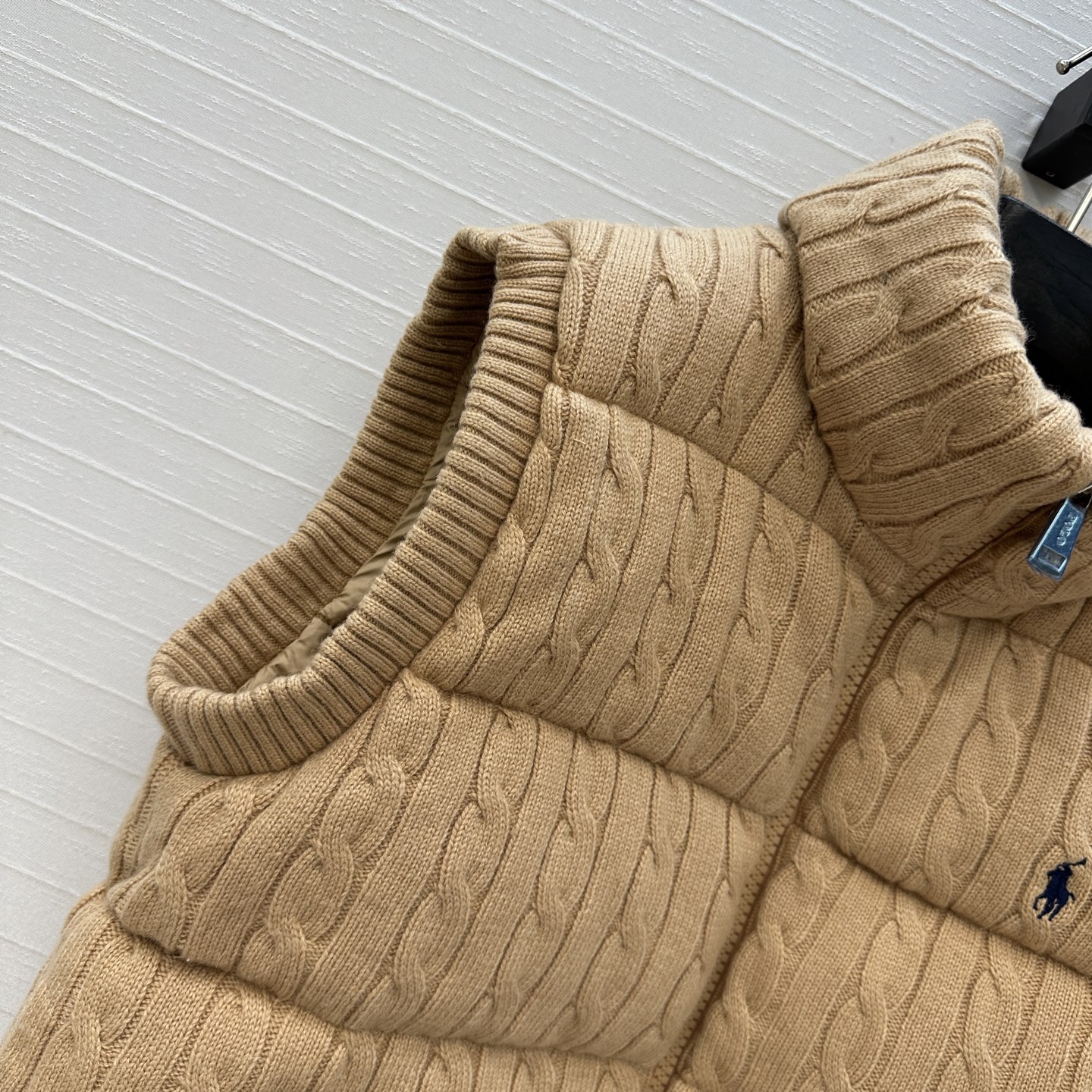 爆单推荐❤️RL拉夫*早秋新品羊毛绞花针织羽绒马甲，代购爆款！标志性徽标刺绣图案，经典立领拉链H版型百搭