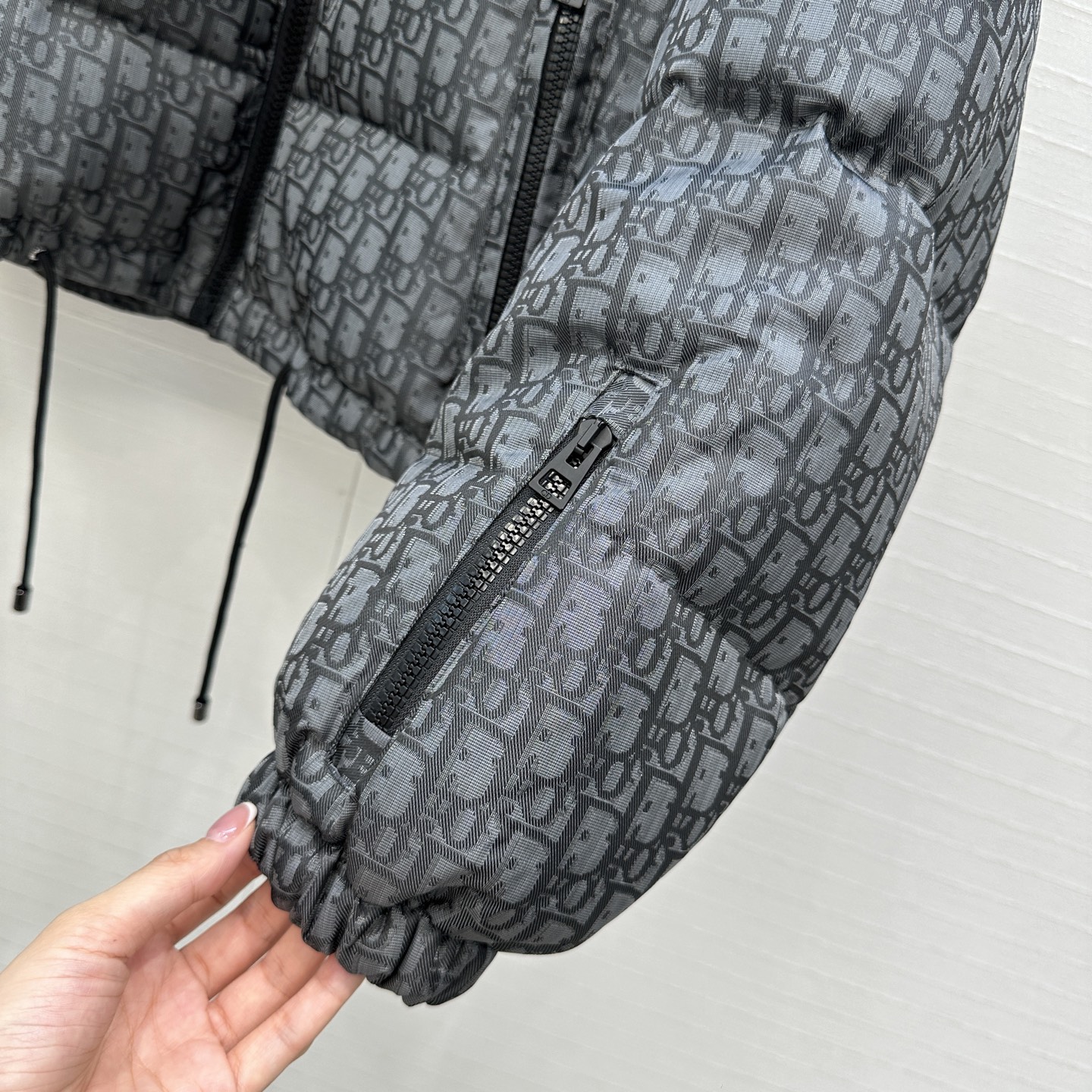 爆款推荐❤️MissD 滑雪系列老花冲锋衣羽绒外套，定制高密度科技塔夫绸提花面料！抽绳设计经典连帽宽松面