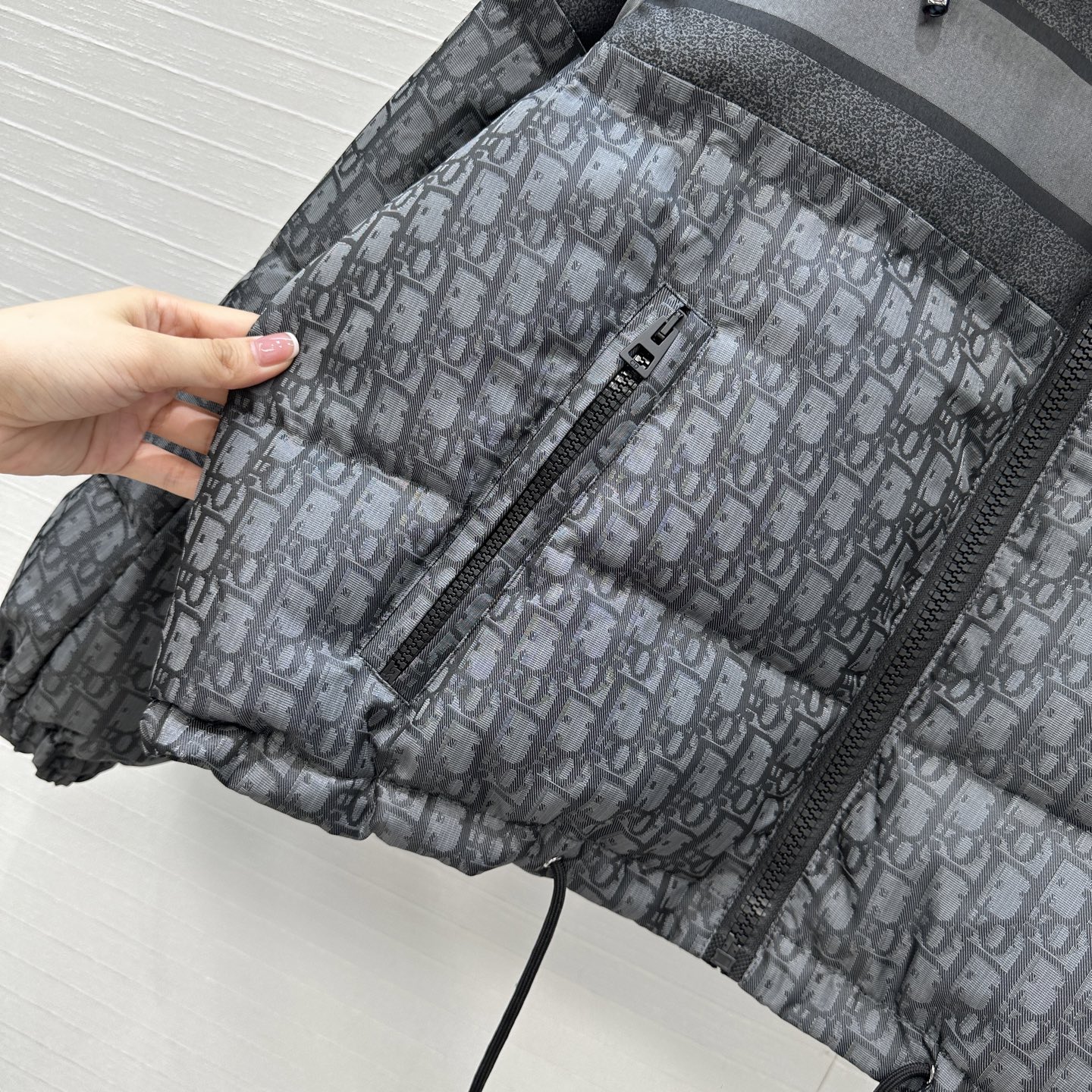 爆款推荐❤️MissD 滑雪系列老花冲锋衣羽绒外套，定制高密度科技塔夫绸提花面料！抽绳设计经典连帽宽松面