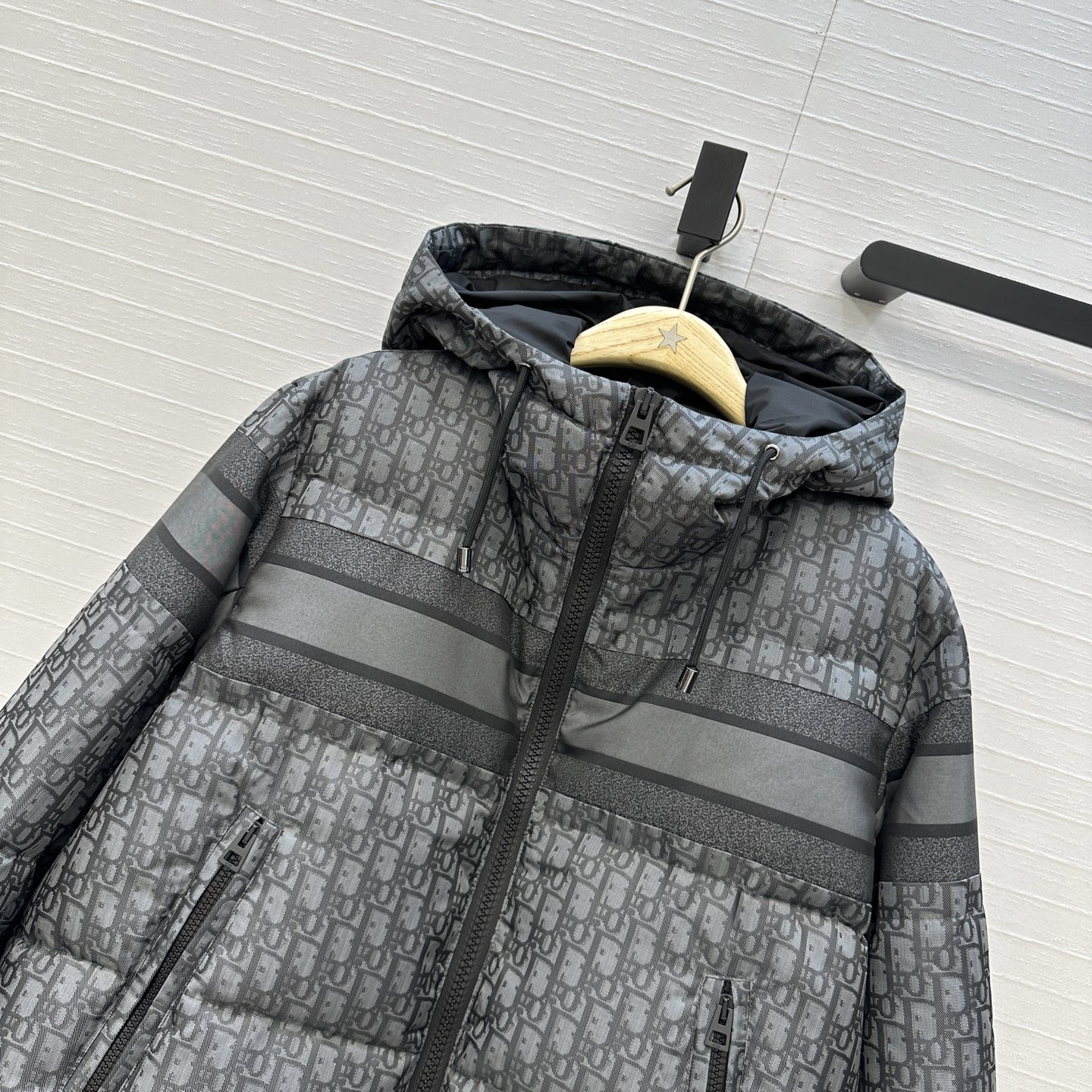 爆款推荐❤️MissD 滑雪系列老花冲锋衣羽绒外套，定制高密度科技塔夫绸提花面料！抽绳设计经典连帽宽松面