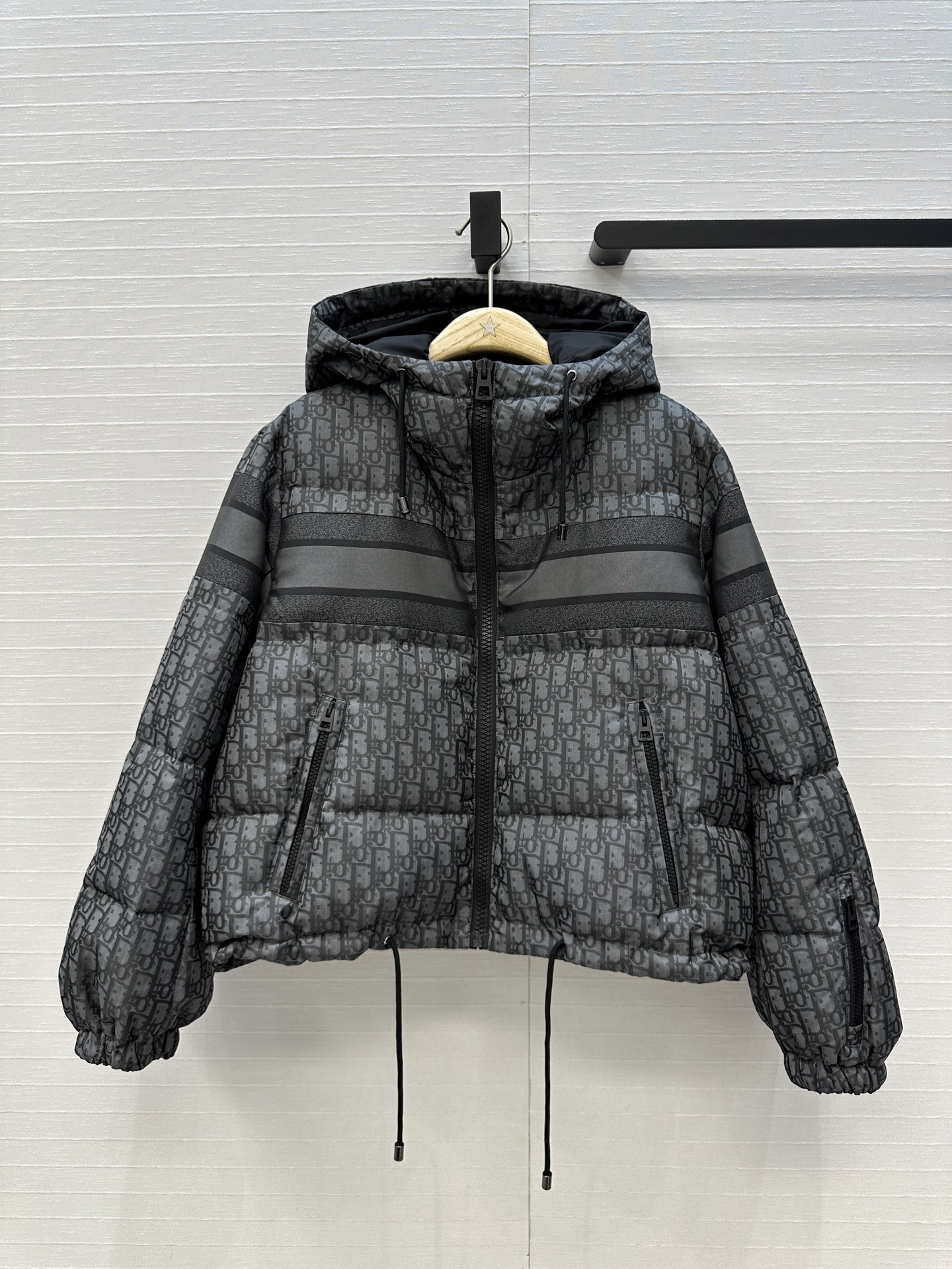 爆款推荐❤️MissD 滑雪系列老花冲锋衣羽绒外套，定制高密度科技塔夫绸提花面料！抽绳设计经典连帽宽松面