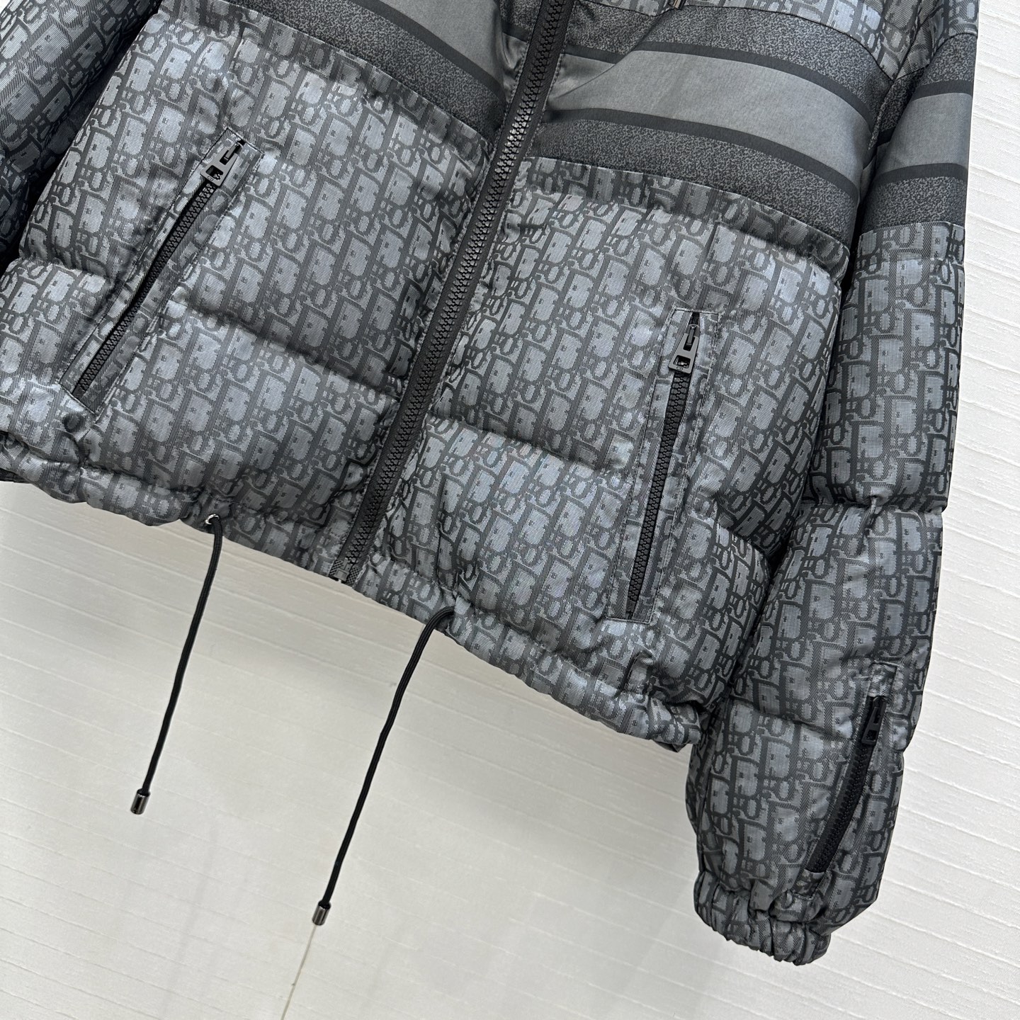 爆款推荐❤️MissD 滑雪系列老花冲锋衣羽绒外套，定制高密度科技塔夫绸提花面料！抽绳设计经典连帽宽松面