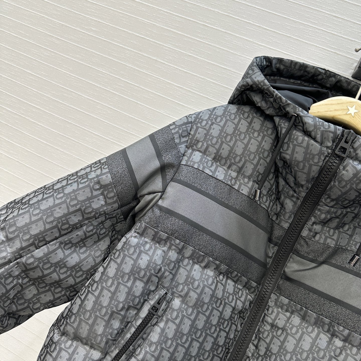 爆款推荐❤️MissD 滑雪系列老花冲锋衣羽绒外套，定制高密度科技塔夫绸提花面料！抽绳设计经典连帽宽松面