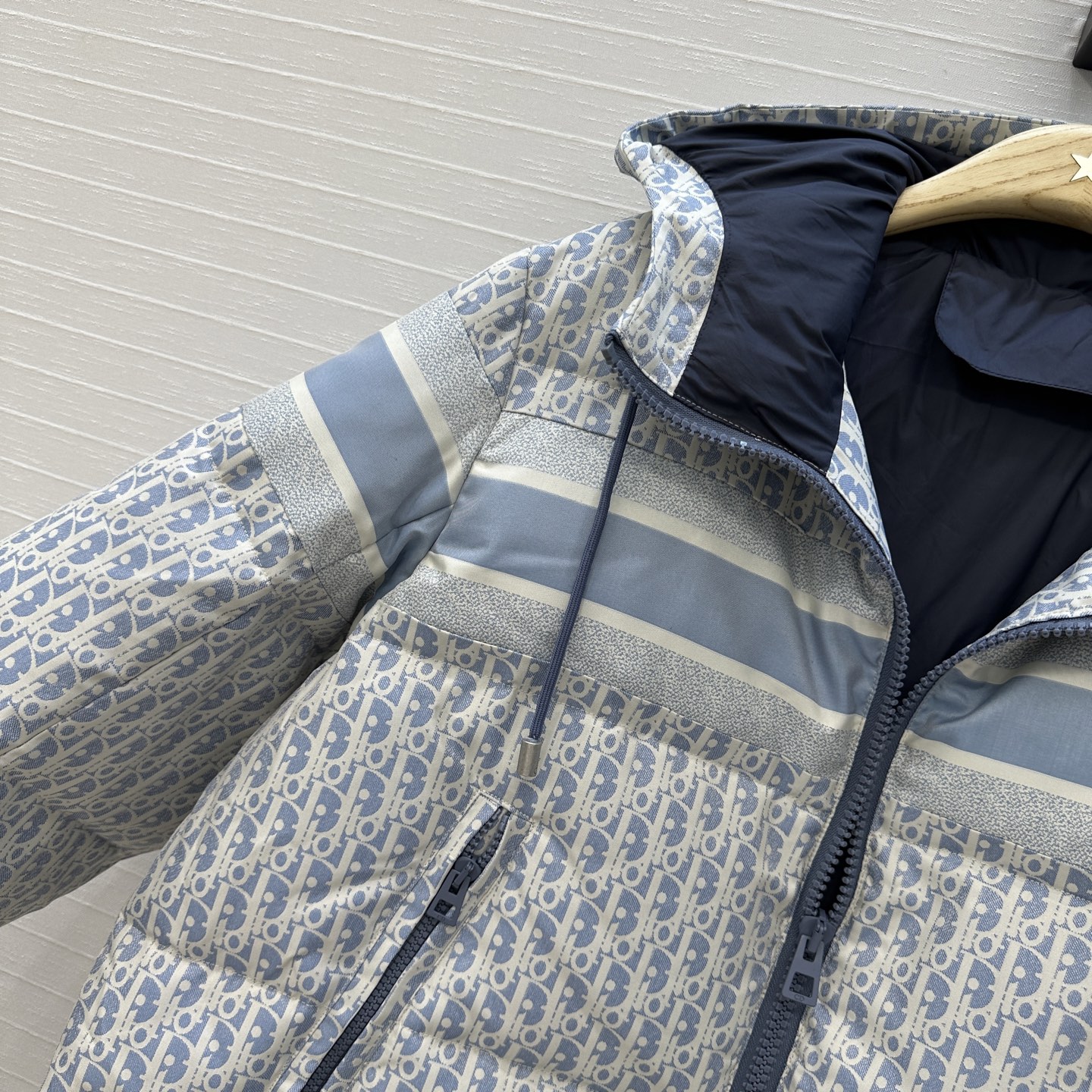 爆款推荐❤️MissD 滑雪系列老花冲锋衣羽绒外套，定制高密度科技塔夫绸提花面料！抽绳设计经典连帽宽松面