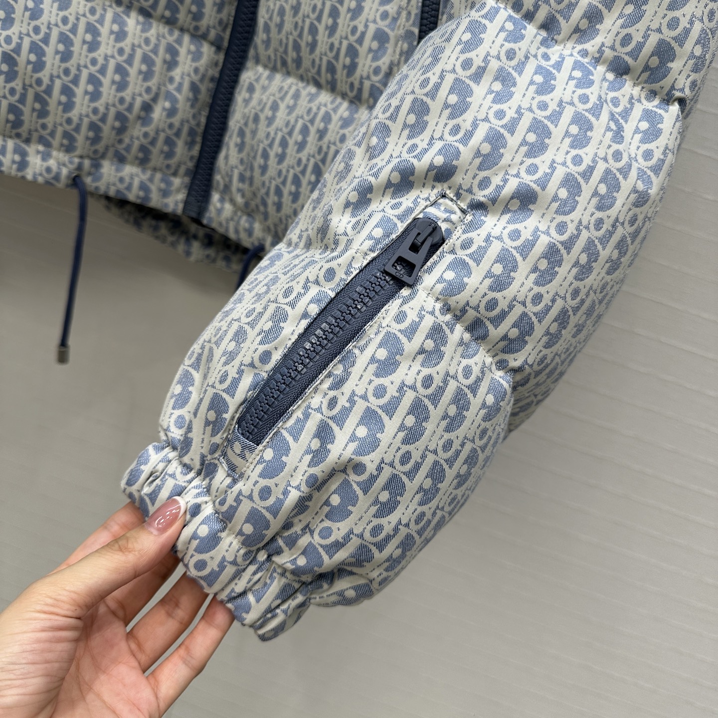 爆款推荐❤️MissD 滑雪系列老花冲锋衣羽绒外套，定制高密度科技塔夫绸提花面料！抽绳设计经典连帽宽松面