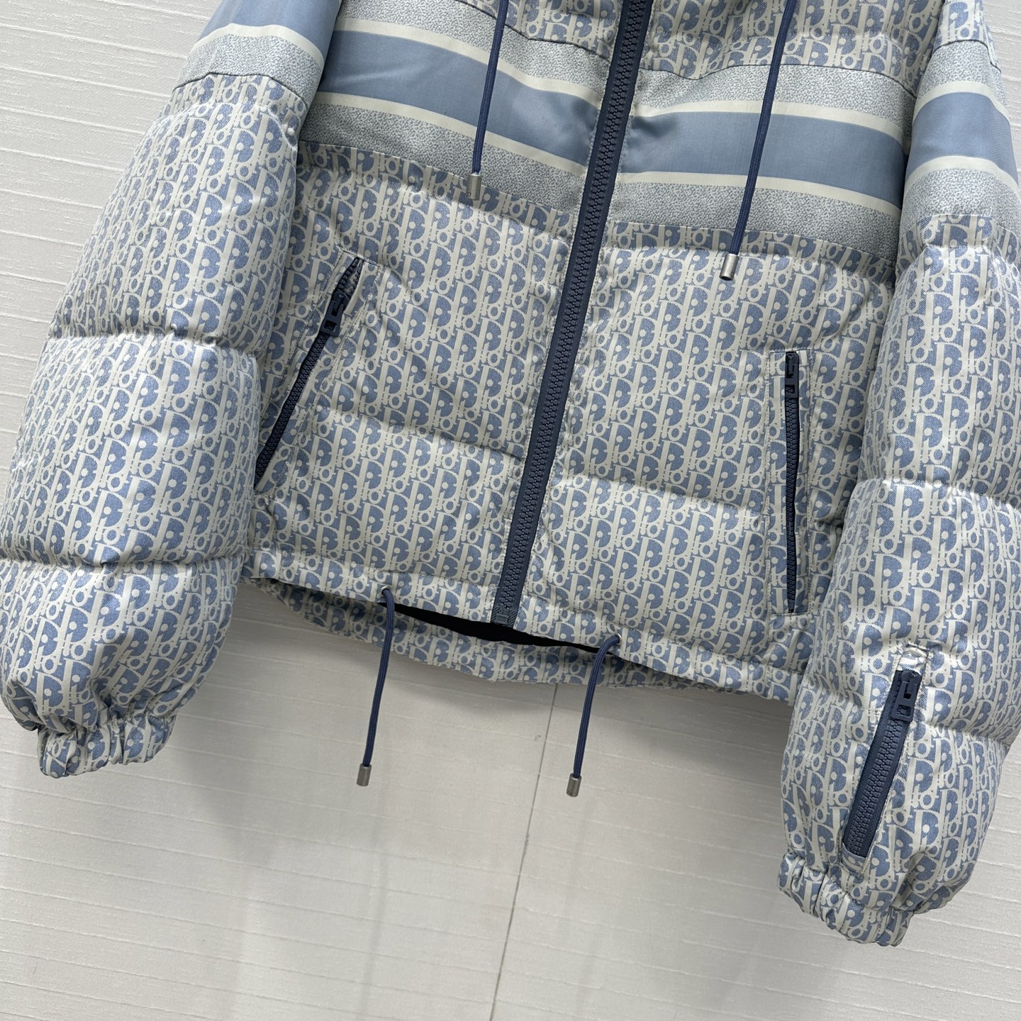 爆款推荐❤️MissD 滑雪系列老花冲锋衣羽绒外套，定制高密度科技塔夫绸提花面料！抽绳设计经典连帽宽松面