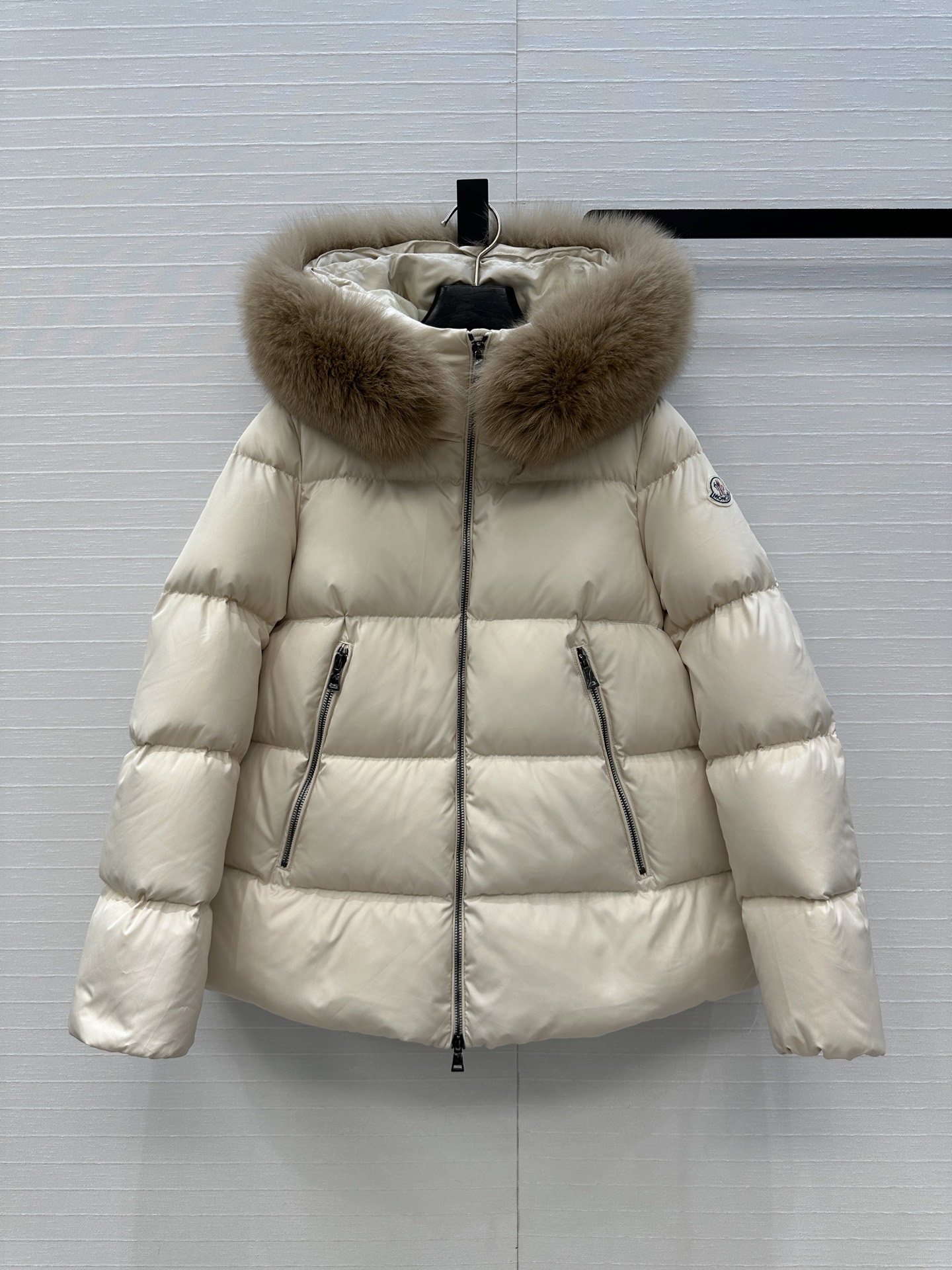 原单品质！Mo经典必入爆款Laichefur连帽羽绒服！定制狐狸🦊毛毛大毛领可拆卸！五金配件所有细节处理