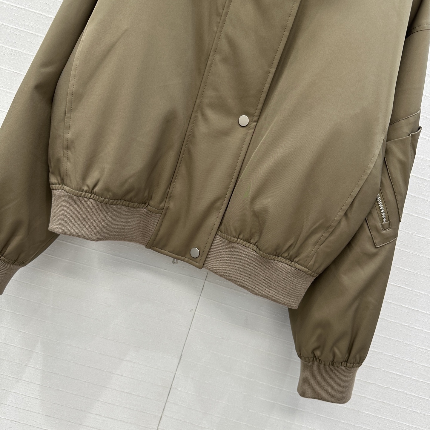 品质控必入❤️高端品质！H 家短款三醋酸夹克羽绒服！采用国标进口95白鹅绒填充更轻盈更保暖软软绵绵的蓬松