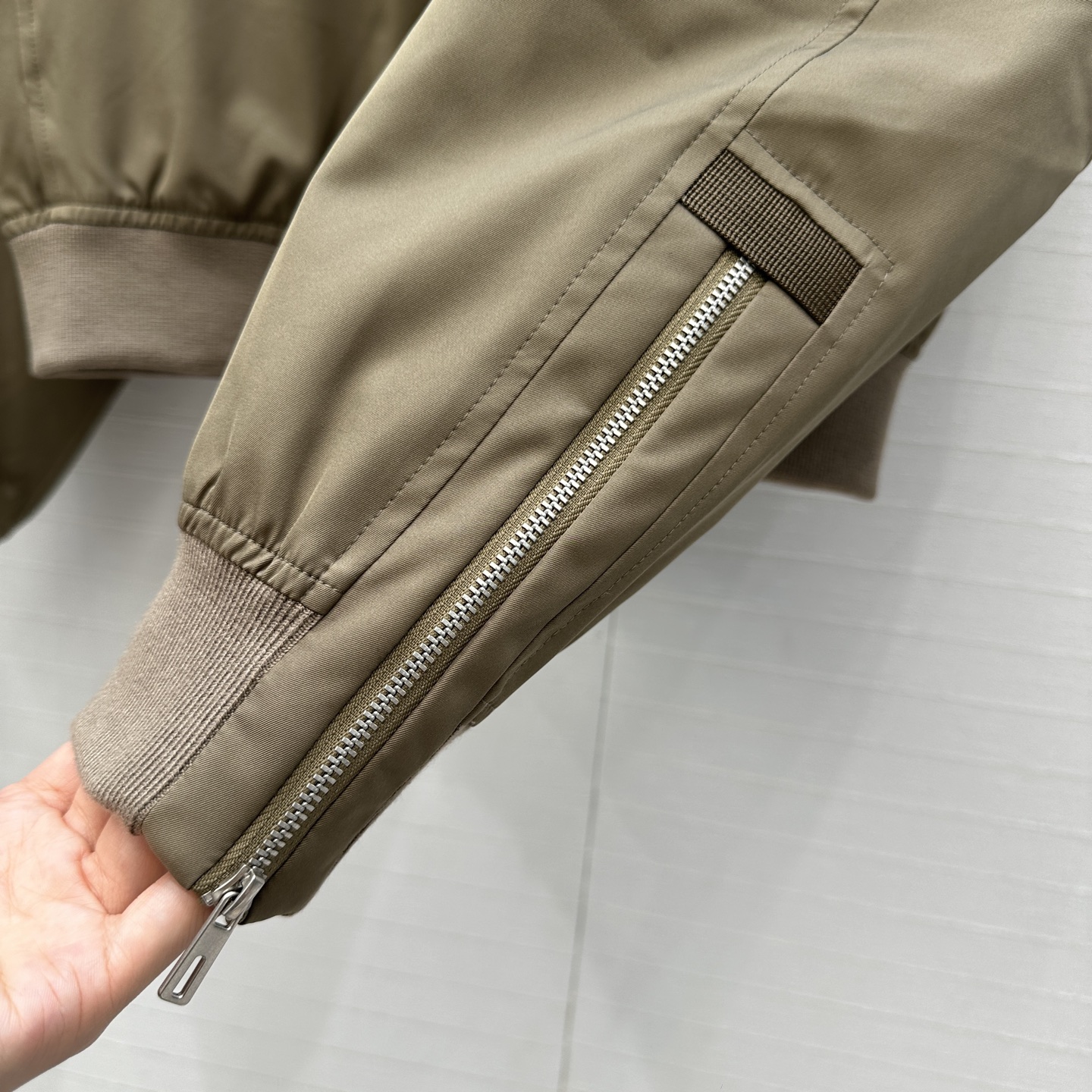 品质控必入❤️高端品质！H 家短款三醋酸夹克羽绒服！采用国标进口95白鹅绒填充更轻盈更保暖软软绵绵的蓬松