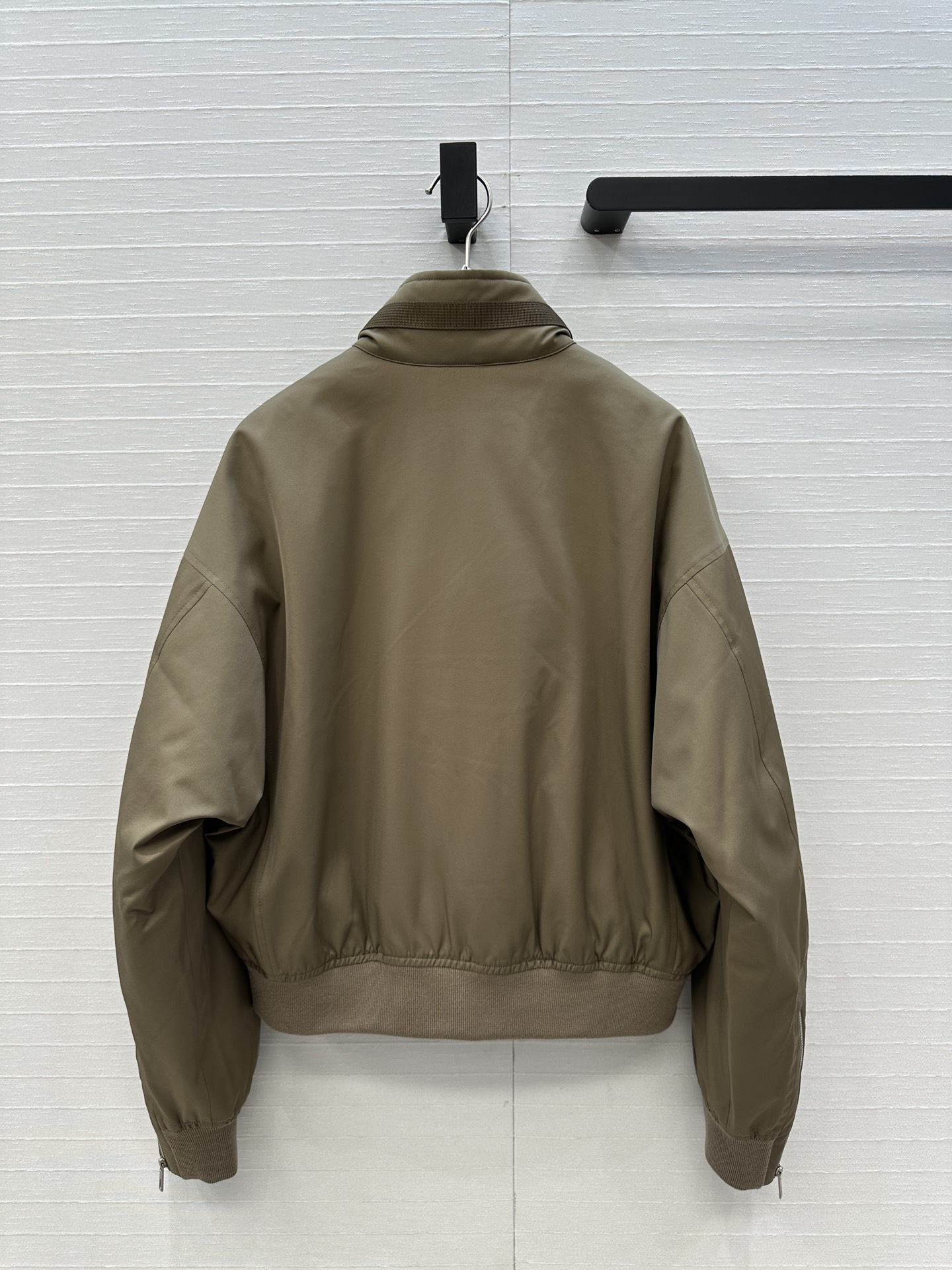 品质控必入❤️高端品质！H 家短款三醋酸夹克羽绒服！采用国标进口95白鹅绒填充更轻盈更保暖软软绵绵的蓬松